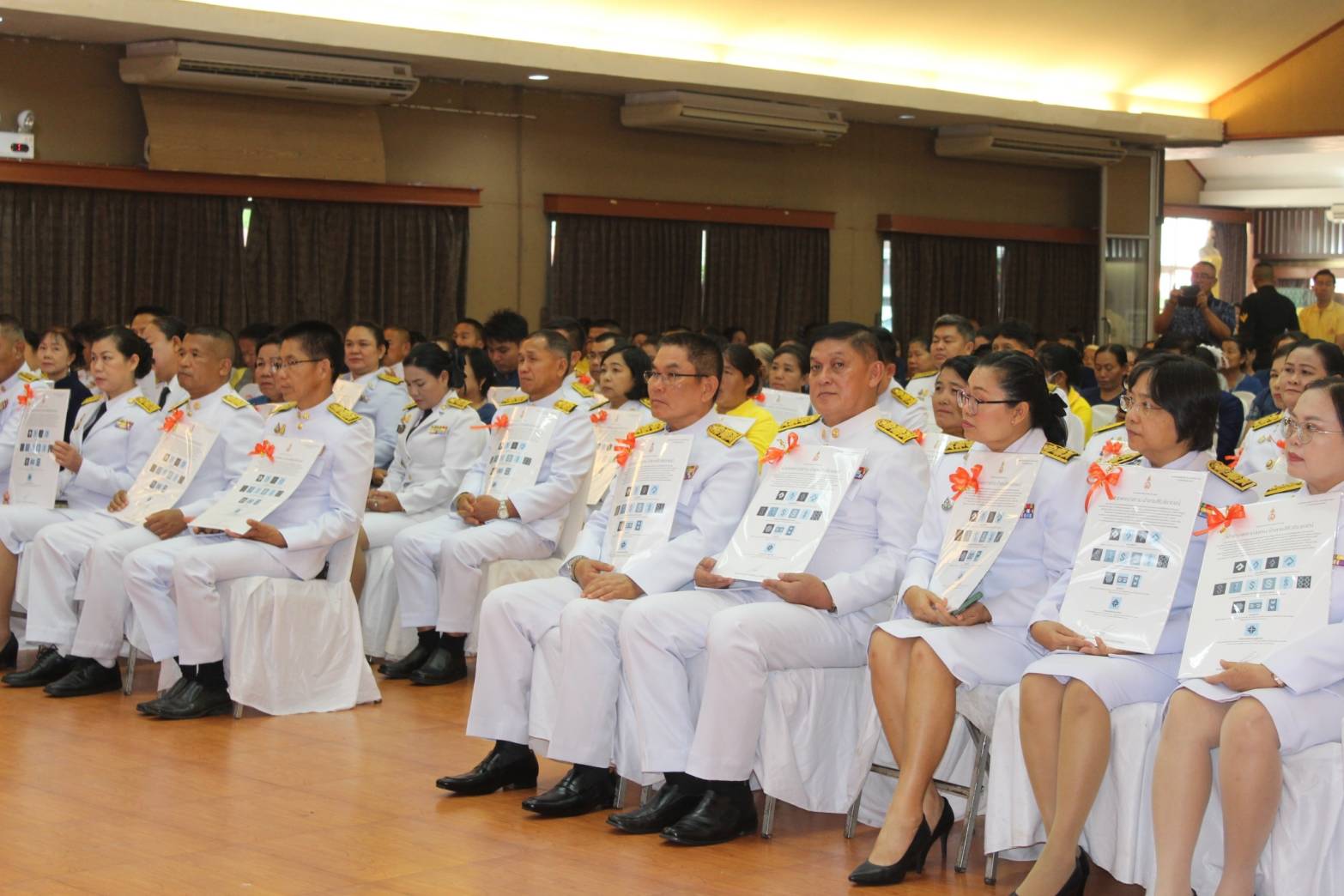 📢จังหวัดสกลนคร : จัดพิธีมอบแบบลายผ้าพระราชทาน “ผ้าลายสิริวชิราภรณ์” “ผ้าลายชบาปัตตานี” และเครื่องหมายรับรองสินค้าแฟชั่นและหัตถกรรมพระราชทาน “Sustainable Fashion : แฟชั่นแห่งความยั่งยืน” แก่หัวหน้าส่วนราชการ นายอำเภอ และกลุ่มทอผ้าจังหวัดสกลนคร