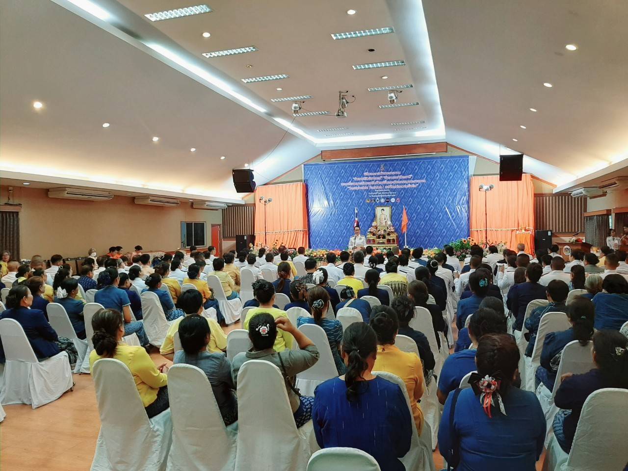 📢จังหวัดสกลนคร : จัดพิธีมอบแบบลายผ้าพระราชทาน “ผ้าลายสิริวชิราภรณ์” “ผ้าลายชบาปัตตานี” และเครื่องหมายรับรองสินค้าแฟชั่นและหัตถกรรมพระราชทาน “Sustainable Fashion : แฟชั่นแห่งความยั่งยืน” แก่หัวหน้าส่วนราชการ นายอำเภอ และกลุ่มทอผ้าจังหวัดสกลนคร
