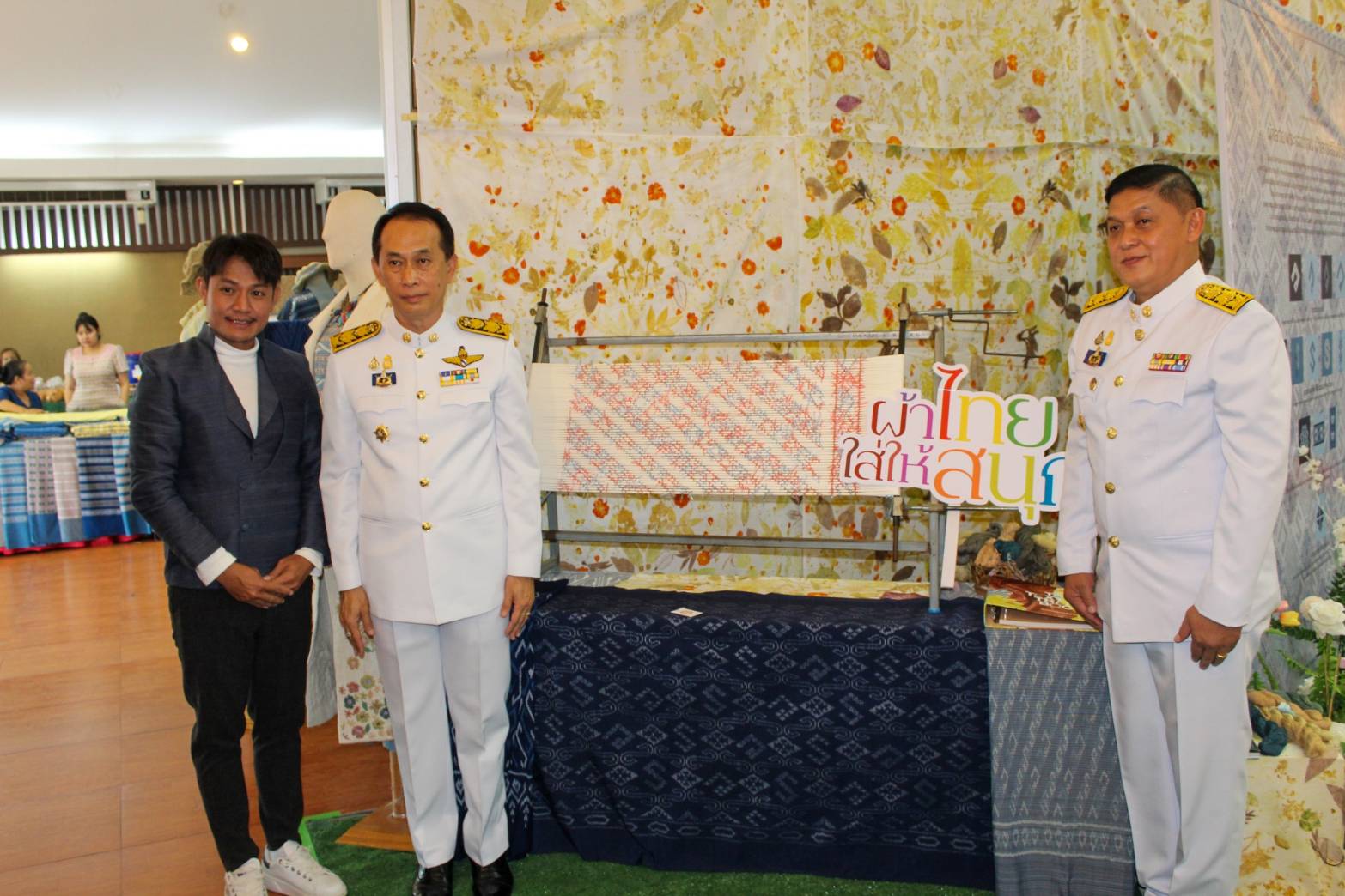 📢จังหวัดสกลนคร : จัดพิธีมอบแบบลายผ้าพระราชทาน “ผ้าลายสิริวชิราภรณ์” “ผ้าลายชบาปัตตานี” และเครื่องหมายรับรองสินค้าแฟชั่นและหัตถกรรมพระราชทาน “Sustainable Fashion : แฟชั่นแห่งความยั่งยืน” แก่หัวหน้าส่วนราชการ นายอำเภอ และกลุ่มทอผ้าจังหวัดสกลนคร