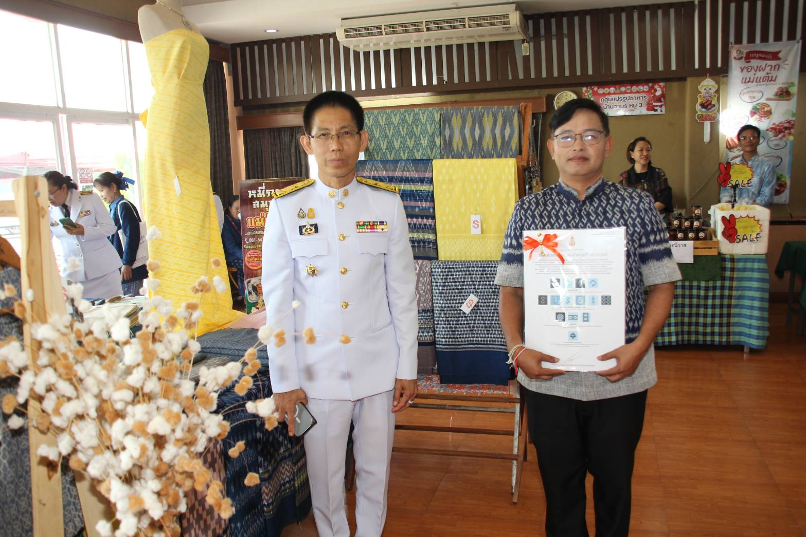 📢จังหวัดสกลนคร : จัดพิธีมอบแบบลายผ้าพระราชทาน “ผ้าลายสิริวชิราภรณ์” “ผ้าลายชบาปัตตานี” และเครื่องหมายรับรองสินค้าแฟชั่นและหัตถกรรมพระราชทาน “Sustainable Fashion : แฟชั่นแห่งความยั่งยืน” แก่หัวหน้าส่วนราชการ นายอำเภอ และกลุ่มทอผ้าจังหวัดสกลนคร