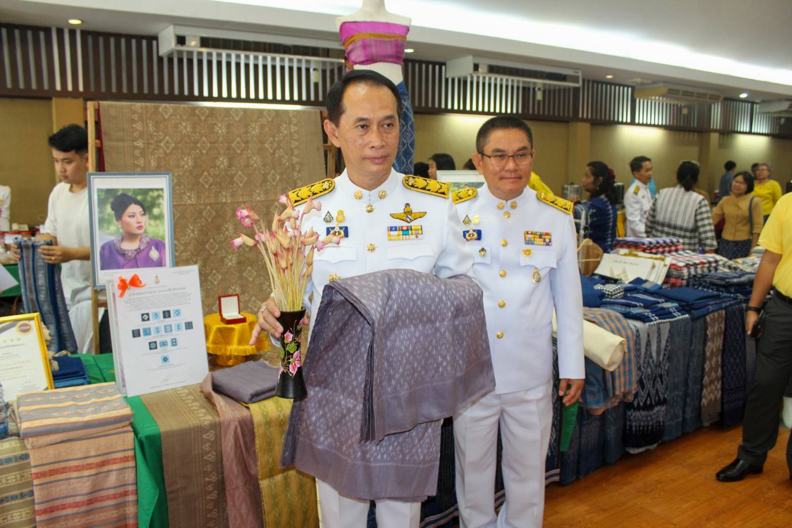 📢จังหวัดสกลนคร : จัดพิธีมอบแบบลายผ้าพระราชทาน “ผ้าลายสิริวชิราภรณ์” “ผ้าลายชบาปัตตานี” และเครื่องหมายรับรองสินค้าแฟชั่นและหัตถกรรมพระราชทาน “Sustainable Fashion : แฟชั่นแห่งความยั่งยืน” แก่หัวหน้าส่วนราชการ นายอำเภอ และกลุ่มทอผ้าจังหวัดสกลนคร