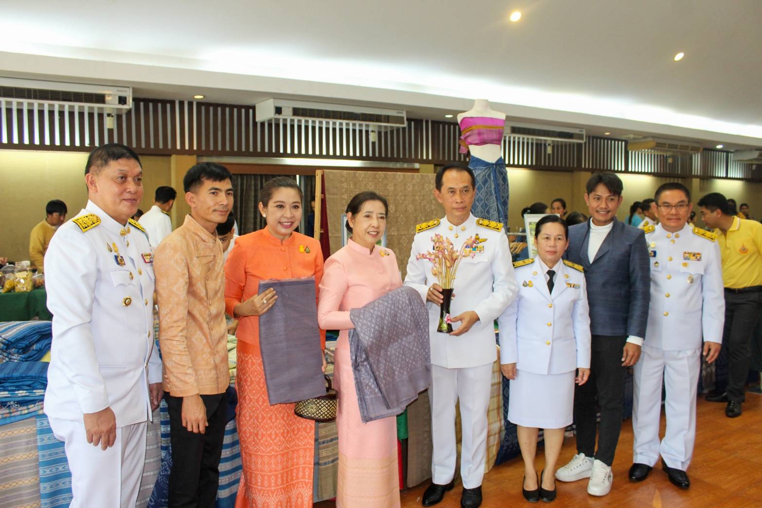 📢จังหวัดสกลนคร : จัดพิธีมอบแบบลายผ้าพระราชทาน “ผ้าลายสิริวชิราภรณ์” “ผ้าลายชบาปัตตานี” และเครื่องหมายรับรองสินค้าแฟชั่นและหัตถกรรมพระราชทาน “Sustainable Fashion : แฟชั่นแห่งความยั่งยืน” แก่หัวหน้าส่วนราชการ นายอำเภอ และกลุ่มทอผ้าจังหวัดสกลนคร