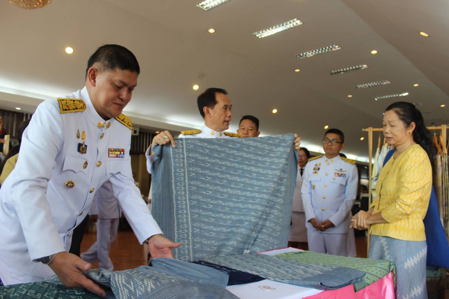 📢จังหวัดสกลนคร : จัดพิธีมอบแบบลายผ้าพระราชทาน “ผ้าลายสิริวชิราภรณ์” “ผ้าลายชบาปัตตานี” และเครื่องหมายรับรองสินค้าแฟชั่นและหัตถกรรมพระราชทาน “Sustainable Fashion : แฟชั่นแห่งความยั่งยืน” แก่หัวหน้าส่วนราชการ นายอำเภอ และกลุ่มทอผ้าจังหวัดสกลนคร