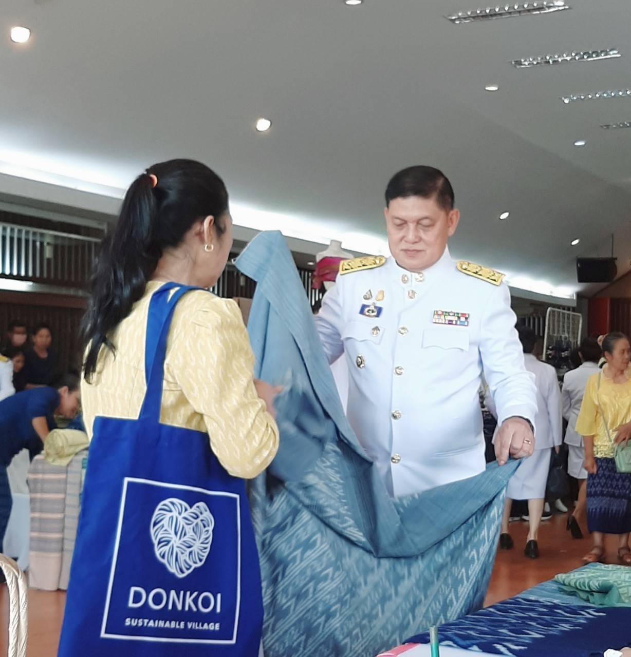 📢จังหวัดสกลนคร : จัดพิธีมอบแบบลายผ้าพระราชทาน “ผ้าลายสิริวชิราภรณ์” “ผ้าลายชบาปัตตานี” และเครื่องหมายรับรองสินค้าแฟชั่นและหัตถกรรมพระราชทาน “Sustainable Fashion : แฟชั่นแห่งความยั่งยืน” แก่หัวหน้าส่วนราชการ นายอำเภอ และกลุ่มทอผ้าจังหวัดสกลนคร