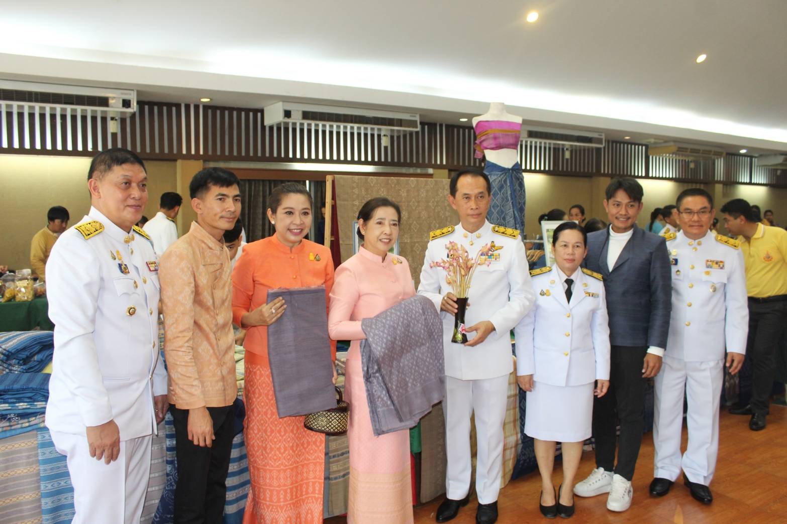 📢จังหวัดสกลนคร : จัดพิธีมอบแบบลายผ้าพระราชทาน “ผ้าลายสิริวชิราภรณ์” “ผ้าลายชบาปัตตานี” และเครื่องหมายรับรองสินค้าแฟชั่นและหัตถกรรมพระราชทาน “Sustainable Fashion : แฟชั่นแห่งความยั่งยืน” แก่หัวหน้าส่วนราชการ นายอำเภอ และกลุ่มทอผ้าจังหวัดสกลนคร