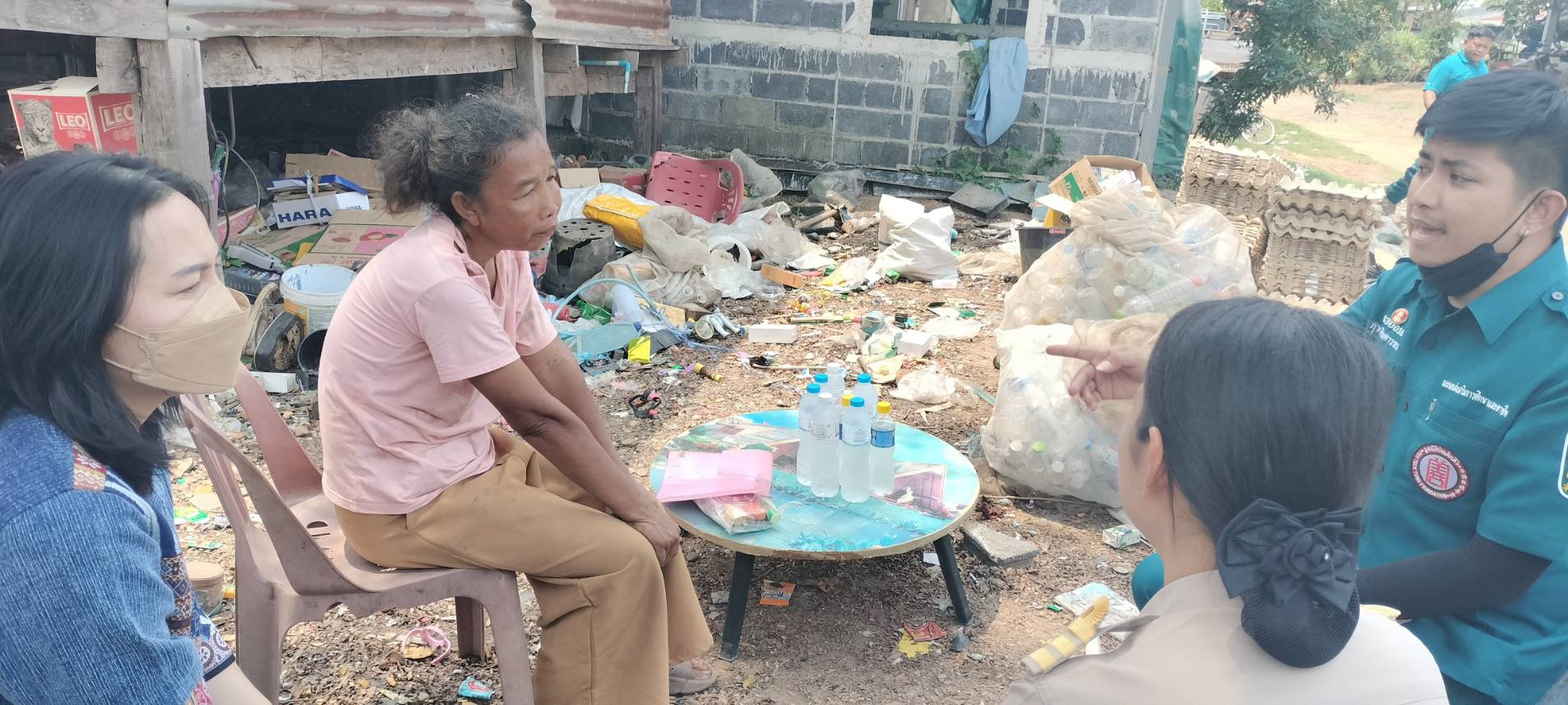 จังหวัดสกลนคร : กรมการพัฒนาชุมชน กระทรวงมหาดไทย ร่วมกับมูลนิธิป่อเต็กตึ๊ง ออกพื้นที่ติดตามครัวเรือนเป้าหมายเพื่อสนับสนุนวัสดุอุปกรณ์ในการประกอบอาชีพ