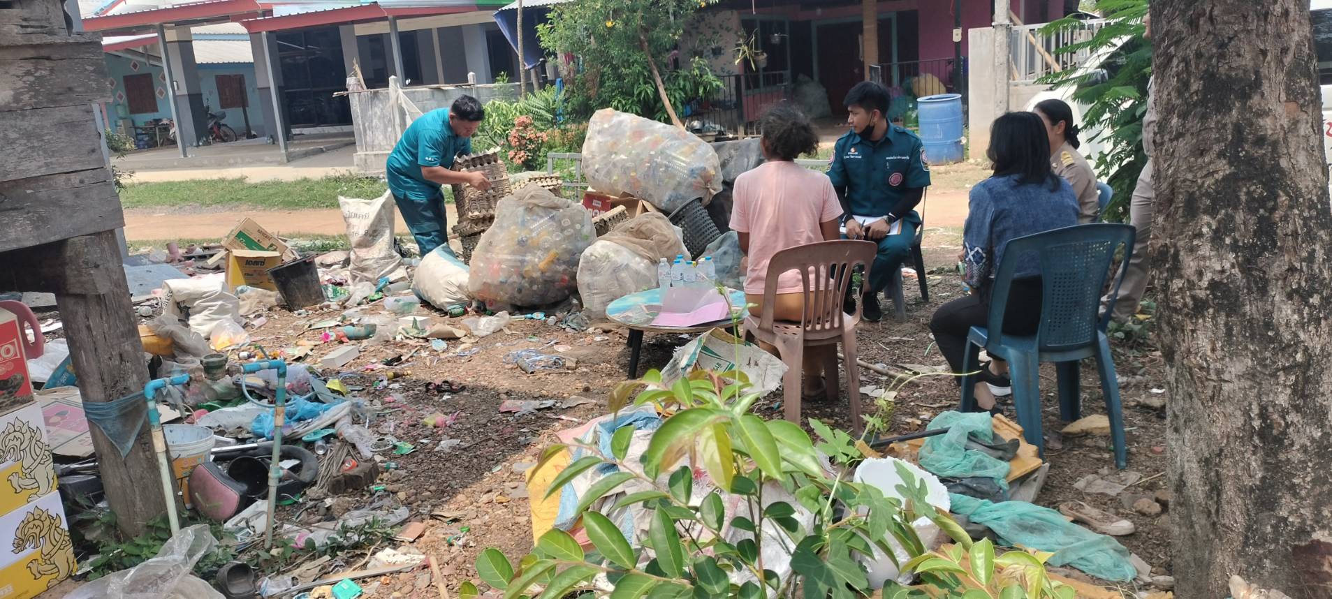 จังหวัดสกลนคร : กรมการพัฒนาชุมชน กระทรวงมหาดไทย ร่วมกับมูลนิธิป่อเต็กตึ๊ง ออกพื้นที่ติดตามครัวเรือนเป้าหมายเพื่อสนับสนุนวัสดุอุปกรณ์ในการประกอบอาชีพ