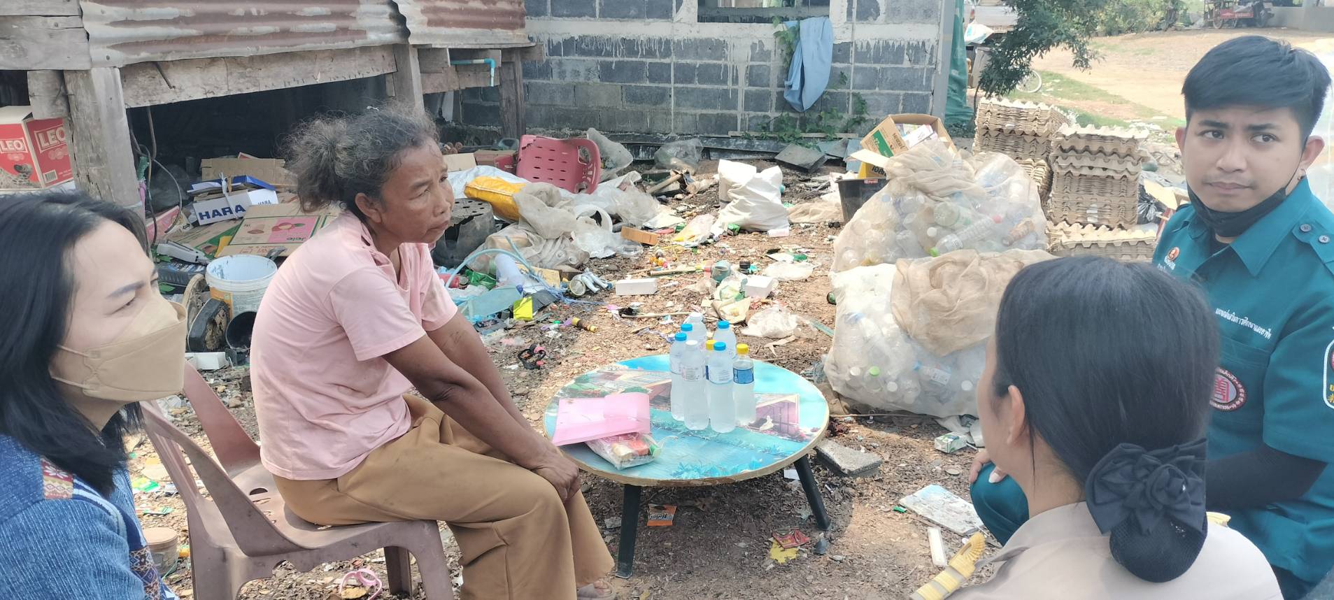 จังหวัดสกลนคร : กรมการพัฒนาชุมชน กระทรวงมหาดไทย ร่วมกับมูลนิธิป่อเต็กตึ๊ง ออกพื้นที่ติดตามครัวเรือนเป้าหมายเพื่อสนับสนุนวัสดุอุปกรณ์ในการประกอบอาชีพ