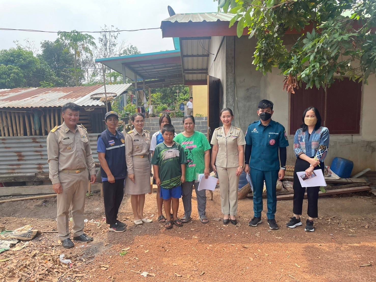 จังหวัดสกลนคร : กรมการพัฒนาชุมชน กระทรวงมหาดไทย ร่วมกับมูลนิธิป่อเต็กตึ๊ง ออกพื้นที่ติดตามครัวเรือนเป้าหมายเพื่อสนับสนุนวัสดุอุปกรณ์ในการประกอบอาชีพ