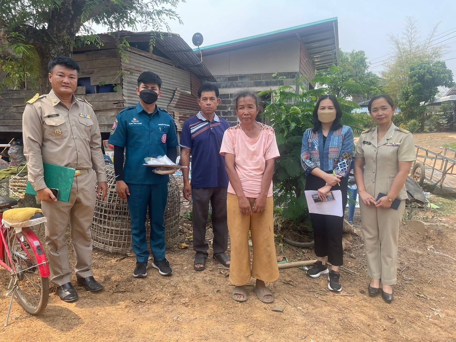 จังหวัดสกลนคร : กรมการพัฒนาชุมชน กระทรวงมหาดไทย ร่วมกับมูลนิธิป่อเต็กตึ๊ง ออกพื้นที่ติดตามครัวเรือนเป้าหมายเพื่อสนับสนุนวัสดุอุปกรณ์ในการประกอบอาชีพ