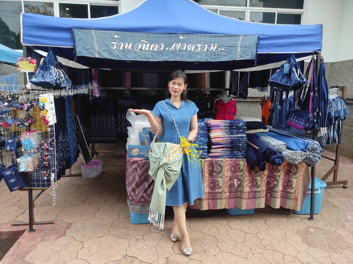 พช.สกลนคร : จัดตลาดนัดสินค้า OTOP อาหารปลอดภัย สินค้าดี สินค้าเด่นจังหวัดสกลนคร ส่งเสริมช่องทางการตลาดให้ผู้ประกอบการ OTOP