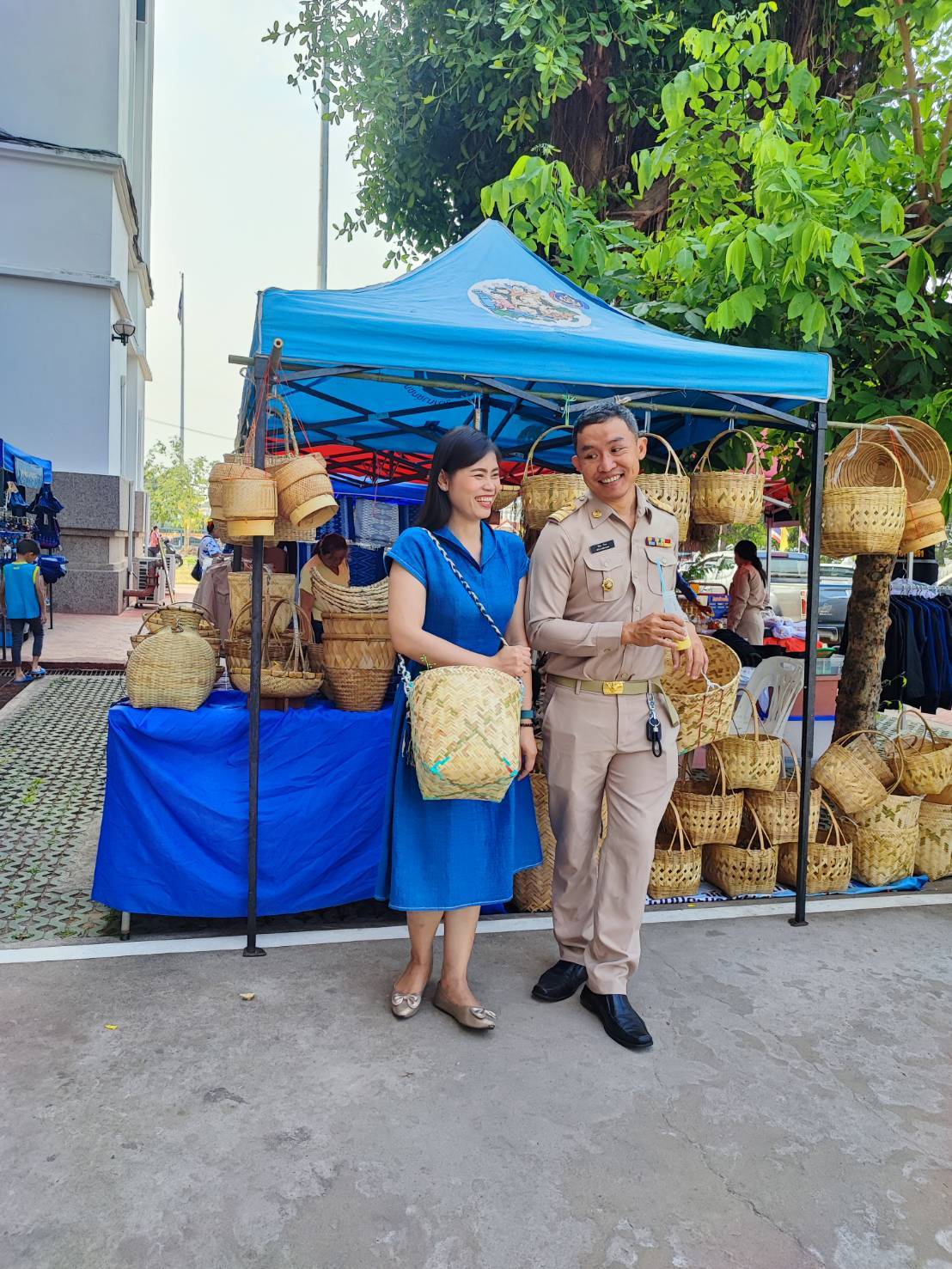 พช.สกลนคร : จัดตลาดนัดสินค้า OTOP อาหารปลอดภัย สินค้าดี สินค้าเด่นจังหวัดสกลนคร ส่งเสริมช่องทางการตลาดให้ผู้ประกอบการ OTOP