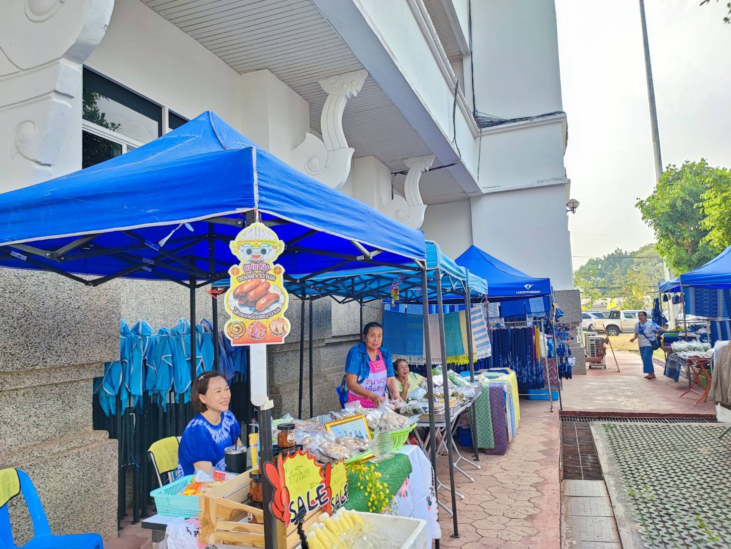 พช.สกลนคร : จัดตลาดนัดสินค้า OTOP อาหารปลอดภัย สินค้าดี สินค้าเด่นจังหวัดสกลนคร ส่งเสริมช่องทางการตลาดให้ผู้ประกอบการ OTOP