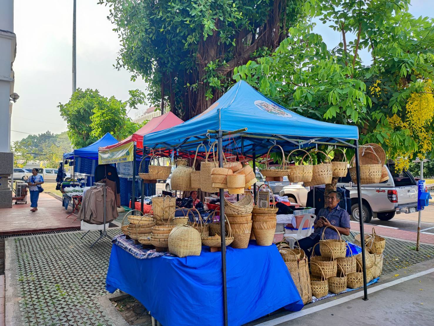 พช.สกลนคร : จัดตลาดนัดสินค้า OTOP อาหารปลอดภัย สินค้าดี สินค้าเด่นจังหวัดสกลนคร ส่งเสริมช่องทางการตลาดให้ผู้ประกอบการ OTOP