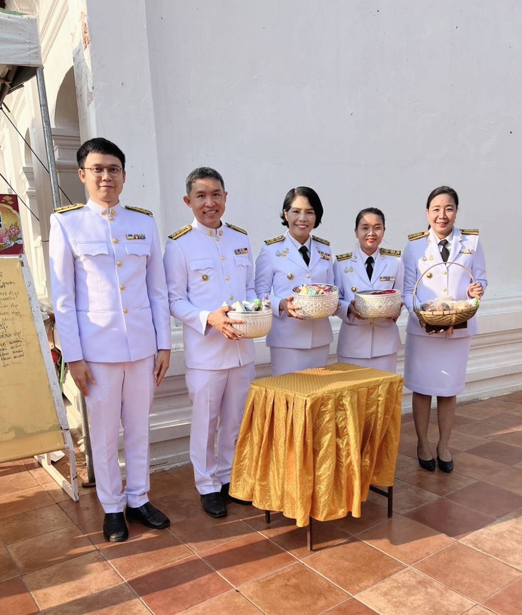 📢พช.สกลนคร : ร่วมพิธีทำบุญตักบาตร เนื่องใน วันที่ระลึกพระบาทสมเด็จพระนั่งเกล้าเจ้าอยู่หัว พระมหาเจษฎาราชเจ้า 🗓วันที่ 31 มี.ค. 67  วัดพระธาตุเชิงชุมวรวิหาร อำเภอเมืองสกลนคร จังหวัดสกลนคร นายณัฐวัสส์ วิริยานภาภรณ์ ผู้ว่าราชการจังหวัดสกลนคร พร้อมด้วยหัวหน้าส่วนราชการ ข้าราชการ ทหาร ตำรวจ พ่อค้า ประชาชน ร่วมพิธีสวดพระพุทธมนต์และทำบุญตักบาตรถวายเป็นพระราชกุศลเนื่องในวันที่ระลึกพระบาทสมเด็จพระนั่งเกล้าเจ้าอยู่หัว พระมหาเจษฎาราชเจ้า  ประจำปี  2567         ทั้งนี้ พระบาทสมเด็จพระนั่งเกล้าเจ้าอยู่หัว พระมหาเจษฎาราชเจ้า เป็นพระมหากษัตริย์ไทยรัชกาลที่ 3 แห่งราชวงศ์จักรี เสด็จพระราชสมภพเมื่อวันจันทร์ที่ 31 มีนาคม  พุทธศักราช 2330 และด้วยความสำนึกในพระเมตตาธิคุณและพระมหากรุณาธิคุณ อันมีเป็นอเนกประการ คณะรัฐมนตรีมีมติ เมื่อวันที่ 1 กันยายน 2535 กำหนดให้วันที่ 31 มีนาคมของทุกปี เป็น “วันระลึกพระบาทสมเด็จพระนั่งเกล้าเจ้าอยู่หัว พระมหาเจษฎาราชเจ้า” หรือ “วันเจษฎา” เพื่อน้อมรำลึกถึงพระมหากรุณาธิคุณอันหาที่สุดมิได้         ในการนี้ นายมนตรี  ฮมแสน พัฒนาการจังหวัดสกลนคร มอบหมาย นางจิรา บุญบรรจง ผู้อำนวยการกลุ่มงานสารสนเทศการพัฒนาชุมชน พร้อมด้วยเจ้าหน้าที่สำนักงานพัฒนาชุมชนจังหวัด เข้าร่วมพิธีในครั้งนี้ด้วย 🌍💞เศรษฐกิจฐานรากมั่นคง ชุมชนเข้มแข็งอย่างยั่งยืน ด้วยหลักปรัชญาของเศรษฐกิจพอเพียง💞🌎 #สกลนคร #กระทรวงมหาดไทย #สำนักงานพัฒนาชุมชนจังหวัดสกลนคร #ChangeforGood 📷 ภาพ/ข่าว : ทีมงานประชาสัมพันธ์ กลุ่มงานสารสนเทศการพัฒนาชุมชน