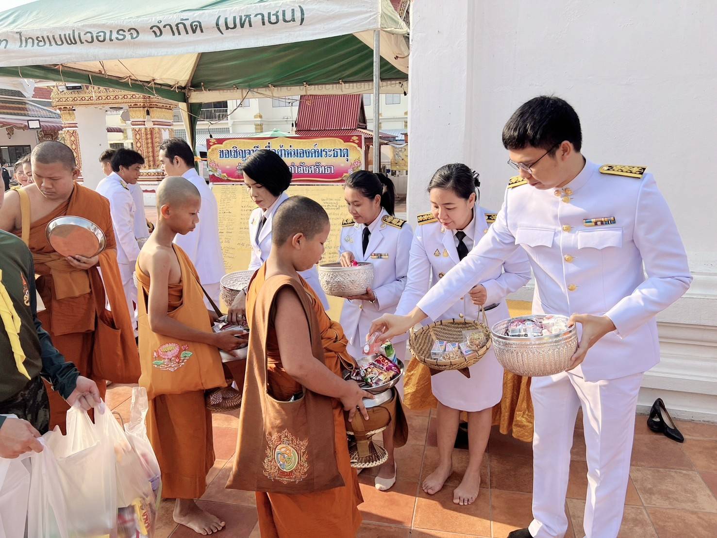 📢พช.สกลนคร : ร่วมพิธีทำบุญตักบาตร เนื่องใน วันที่ระลึกพระบาทสมเด็จพระนั่งเกล้าเจ้าอยู่หัว พระมหาเจษฎาราชเจ้า 🗓วันที่ 31 มี.ค. 67  วัดพระธาตุเชิงชุมวรวิหาร อำเภอเมืองสกลนคร จังหวัดสกลนคร นายณัฐวัสส์ วิริยานภาภรณ์ ผู้ว่าราชการจังหวัดสกลนคร พร้อมด้วยหัวหน้าส่วนราชการ ข้าราชการ ทหาร ตำรวจ พ่อค้า ประชาชน ร่วมพิธีสวดพระพุทธมนต์และทำบุญตักบาตรถวายเป็นพระราชกุศลเนื่องในวันที่ระลึกพระบาทสมเด็จพระนั่งเกล้าเจ้าอยู่หัว พระมหาเจษฎาราชเจ้า  ประจำปี  2567         ทั้งนี้ พระบาทสมเด็จพระนั่งเกล้าเจ้าอยู่หัว พระมหาเจษฎาราชเจ้า เป็นพระมหากษัตริย์ไทยรัชกาลที่ 3 แห่งราชวงศ์จักรี เสด็จพระราชสมภพเมื่อวันจันทร์ที่ 31 มีนาคม  พุทธศักราช 2330 และด้วยความสำนึกในพระเมตตาธิคุณและพระมหากรุณาธิคุณ อันมีเป็นอเนกประการ คณะรัฐมนตรีมีมติ เมื่อวันที่ 1 กันยายน 2535 กำหนดให้วันที่ 31 มีนาคมของทุกปี เป็น “วันระลึกพระบาทสมเด็จพระนั่งเกล้าเจ้าอยู่หัว พระมหาเจษฎาราชเจ้า” หรือ “วันเจษฎา” เพื่อน้อมรำลึกถึงพระมหากรุณาธิคุณอันหาที่สุดมิได้         ในการนี้ นายมนตรี  ฮมแสน พัฒนาการจังหวัดสกลนคร มอบหมาย นางจิรา บุญบรรจง ผู้อำนวยการกลุ่มงานสารสนเทศการพัฒนาชุมชน พร้อมด้วยเจ้าหน้าที่สำนักงานพัฒนาชุมชนจังหวัด เข้าร่วมพิธีในครั้งนี้ด้วย 🌍💞เศรษฐกิจฐานรากมั่นคง ชุมชนเข้มแข็งอย่างยั่งยืน ด้วยหลักปรัชญาของเศรษฐกิจพอเพียง💞🌎 #สกลนคร #กระทรวงมหาดไทย #สำนักงานพัฒนาชุมชนจังหวัดสกลนคร #ChangeforGood 📷 ภาพ/ข่าว : ทีมงานประชาสัมพันธ์ กลุ่มงานสารสนเทศการพัฒนาชุมชน