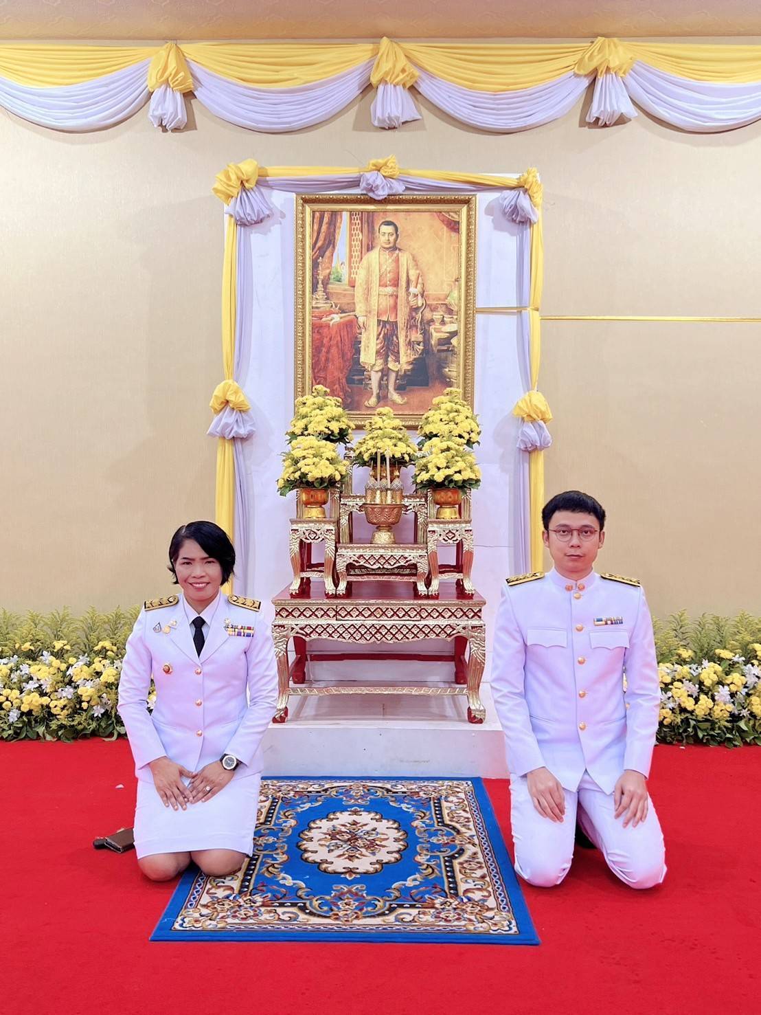 📢พช.สกลนคร : ร่วมพิธีทำบุญตักบาตร เนื่องใน วันที่ระลึกพระบาทสมเด็จพระนั่งเกล้าเจ้าอยู่หัว พระมหาเจษฎาราชเจ้า 🗓วันที่ 31 มี.ค. 67  วัดพระธาตุเชิงชุมวรวิหาร อำเภอเมืองสกลนคร จังหวัดสกลนคร นายณัฐวัสส์ วิริยานภาภรณ์ ผู้ว่าราชการจังหวัดสกลนคร พร้อมด้วยหัวหน้าส่วนราชการ ข้าราชการ ทหาร ตำรวจ พ่อค้า ประชาชน ร่วมพิธีสวดพระพุทธมนต์และทำบุญตักบาตรถวายเป็นพระราชกุศลเนื่องในวันที่ระลึกพระบาทสมเด็จพระนั่งเกล้าเจ้าอยู่หัว พระมหาเจษฎาราชเจ้า  ประจำปี  2567         ทั้งนี้ พระบาทสมเด็จพระนั่งเกล้าเจ้าอยู่หัว พระมหาเจษฎาราชเจ้า เป็นพระมหากษัตริย์ไทยรัชกาลที่ 3 แห่งราชวงศ์จักรี เสด็จพระราชสมภพเมื่อวันจันทร์ที่ 31 มีนาคม  พุทธศักราช 2330 และด้วยความสำนึกในพระเมตตาธิคุณและพระมหากรุณาธิคุณ อันมีเป็นอเนกประการ คณะรัฐมนตรีมีมติ เมื่อวันที่ 1 กันยายน 2535 กำหนดให้วันที่ 31 มีนาคมของทุกปี เป็น “วันระลึกพระบาทสมเด็จพระนั่งเกล้าเจ้าอยู่หัว พระมหาเจษฎาราชเจ้า” หรือ “วันเจษฎา” เพื่อน้อมรำลึกถึงพระมหากรุณาธิคุณอันหาที่สุดมิได้         ในการนี้ นายมนตรี  ฮมแสน พัฒนาการจังหวัดสกลนคร มอบหมาย นางจิรา บุญบรรจง ผู้อำนวยการกลุ่มงานสารสนเทศการพัฒนาชุมชน พร้อมด้วยเจ้าหน้าที่สำนักงานพัฒนาชุมชนจังหวัด เข้าร่วมพิธีในครั้งนี้ด้วย 🌍💞เศรษฐกิจฐานรากมั่นคง ชุมชนเข้มแข็งอย่างยั่งยืน ด้วยหลักปรัชญาของเศรษฐกิจพอเพียง💞🌎 #สกลนคร #กระทรวงมหาดไทย #สำนักงานพัฒนาชุมชนจังหวัดสกลนคร #ChangeforGood 📷 ภาพ/ข่าว : ทีมงานประชาสัมพันธ์ กลุ่มงานสารสนเทศการพัฒนาชุมชน