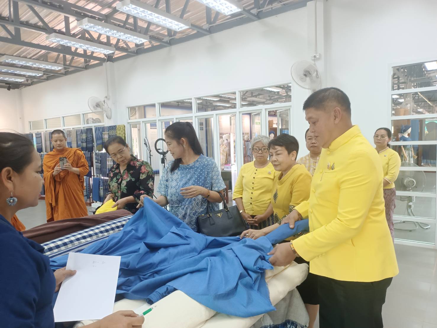 “นางอัญชลี พรหมา ภริยา รมช.กระทรวงเกษตรและสหกรณ์ (นายไชยา พรหมา) เยี่ยมชมกลุ่มทอผ้าดอนกอย วิชชาลัยดอนกอยฯ”