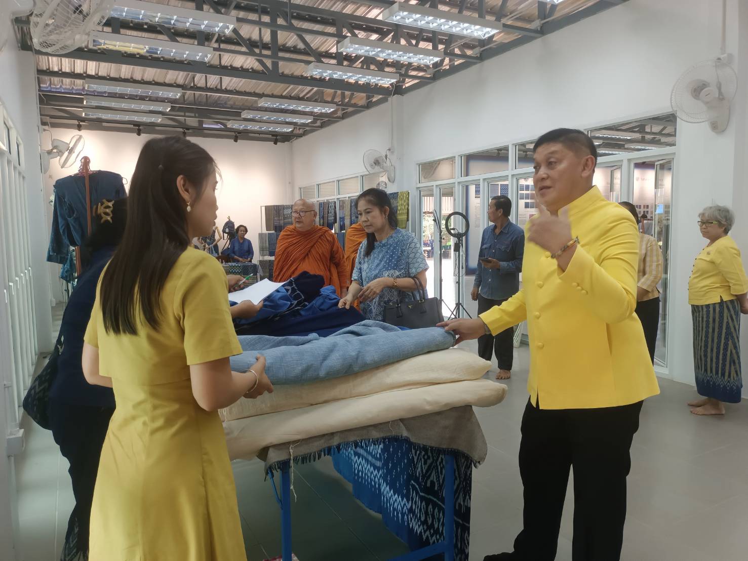 “นางอัญชลี พรหมา ภริยา รมช.กระทรวงเกษตรและสหกรณ์ (นายไชยา พรหมา) เยี่ยมชมกลุ่มทอผ้าดอนกอย วิชชาลัยดอนกอยฯ”