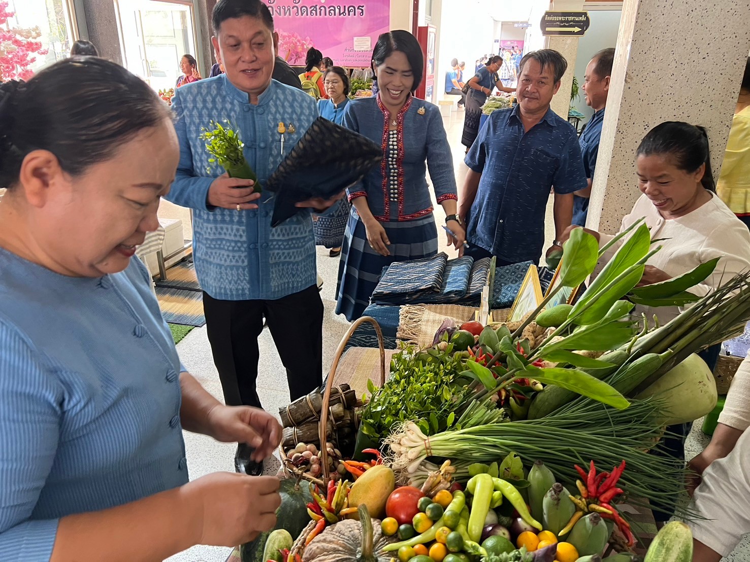 📢จังหวัดสกลนคร : จัดประกวดหมู่บ้านต้นแบบการน้อมนำแนวพระราชดำริไปประยุกต์ใช้ ตามโครงการ ๙;๑๐ ปฏิบัติบูชา สืบสาน รักษา ต่อยอด เพื่อพัฒนาชุมชน ปี ๒๕๖๗