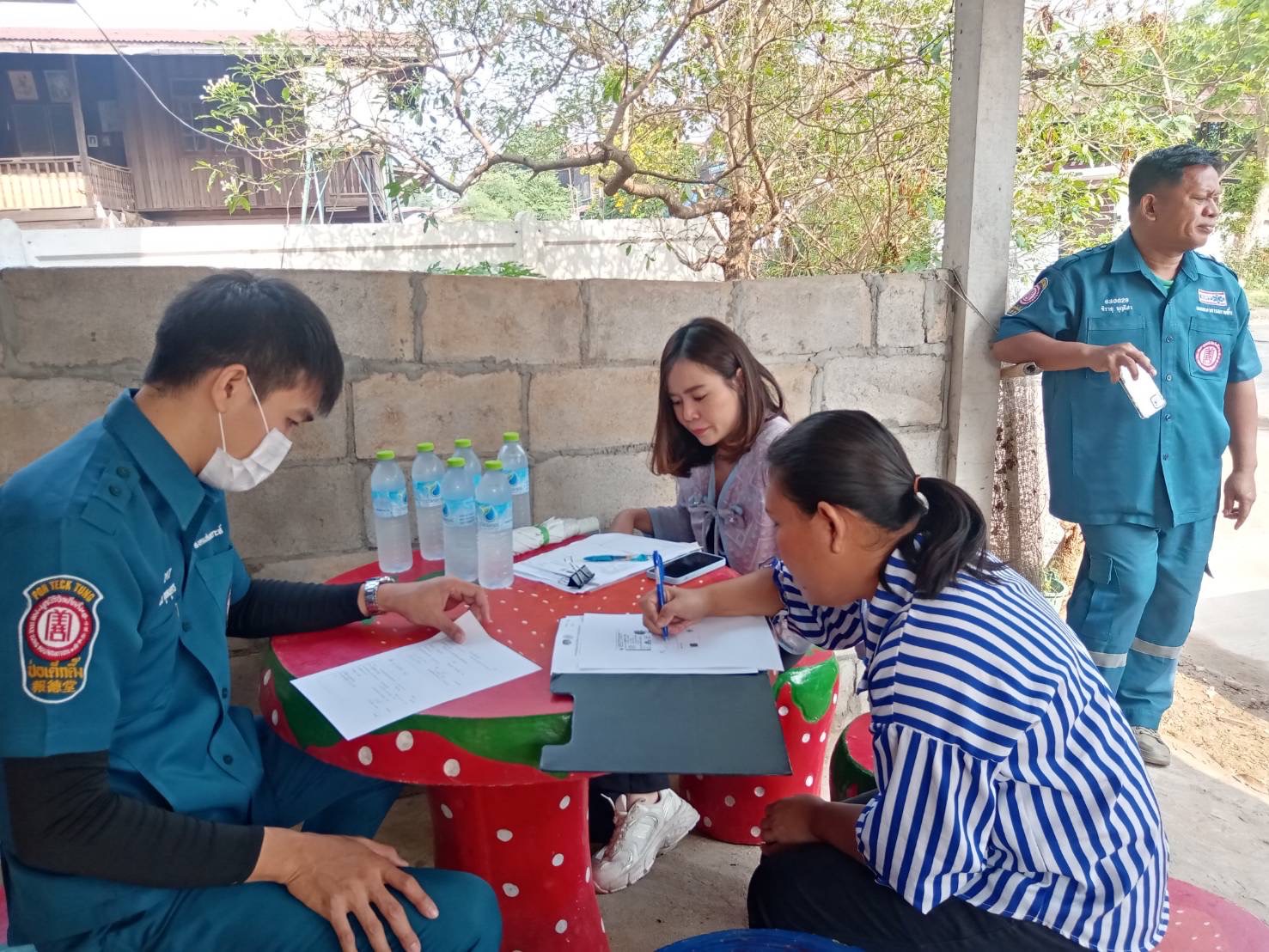 📢จังหวัดสกลนคร : กรมการพัฒนาชุมชน กระทรวงมหาดไทย ร่วมกับมูลนิธิป่อเต็กตึ๊ง ออกพื้นที่ติดตามครัวเรือนเป้าหมายเพื่อสนับสนุนวัสดุอุปกรณ์ในการประกอบอาชีพ