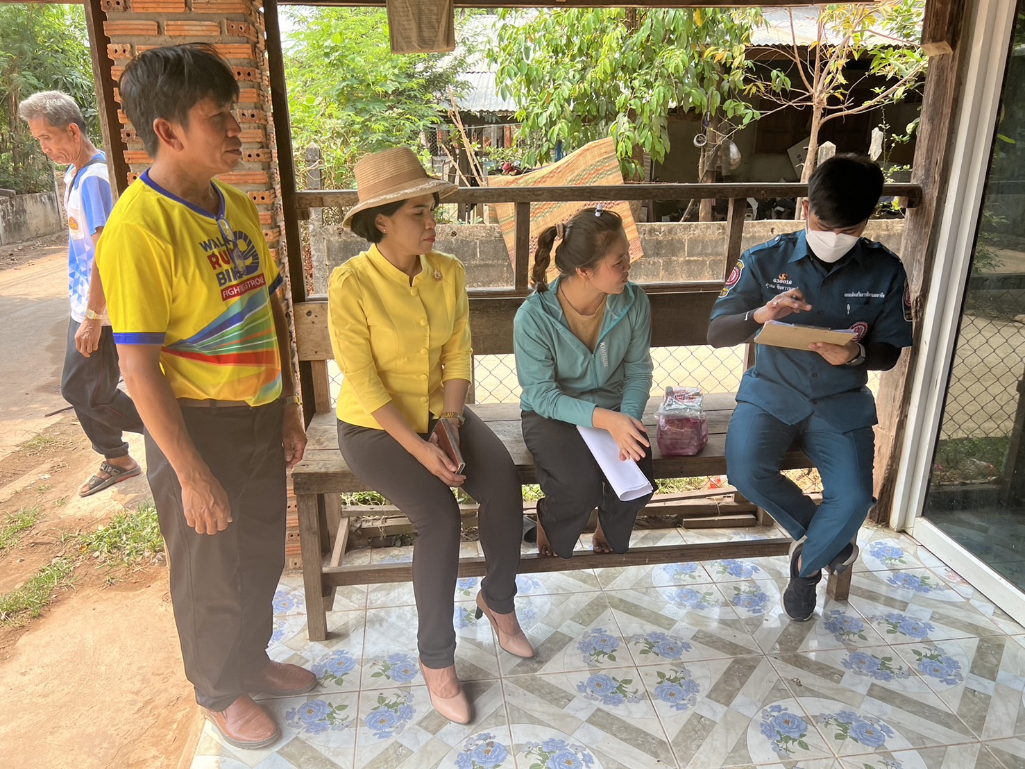 📢จังหวัดสกลนคร : กรมการพัฒนาชุมชน กระทรวงมหาดไทย ร่วมกับมูลนิธิป่อเต็กตึ๊ง ออกพื้นที่ติดตามครัวเรือนเป้าหมายเพื่อสนับสนุนวัสดุอุปกรณ์ในการประกอบอาชีพ