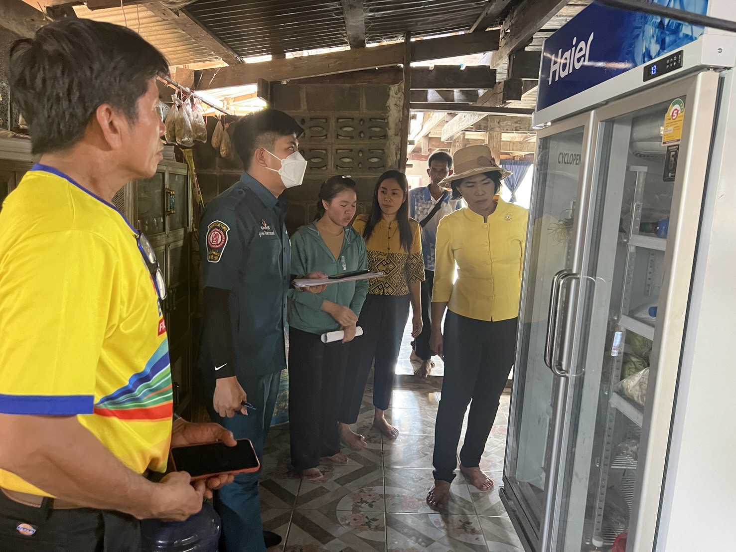 📢จังหวัดสกลนคร : กรมการพัฒนาชุมชน กระทรวงมหาดไทย ร่วมกับมูลนิธิป่อเต็กตึ๊ง ออกพื้นที่ติดตามครัวเรือนเป้าหมายเพื่อสนับสนุนวัสดุอุปกรณ์ในการประกอบอาชีพ