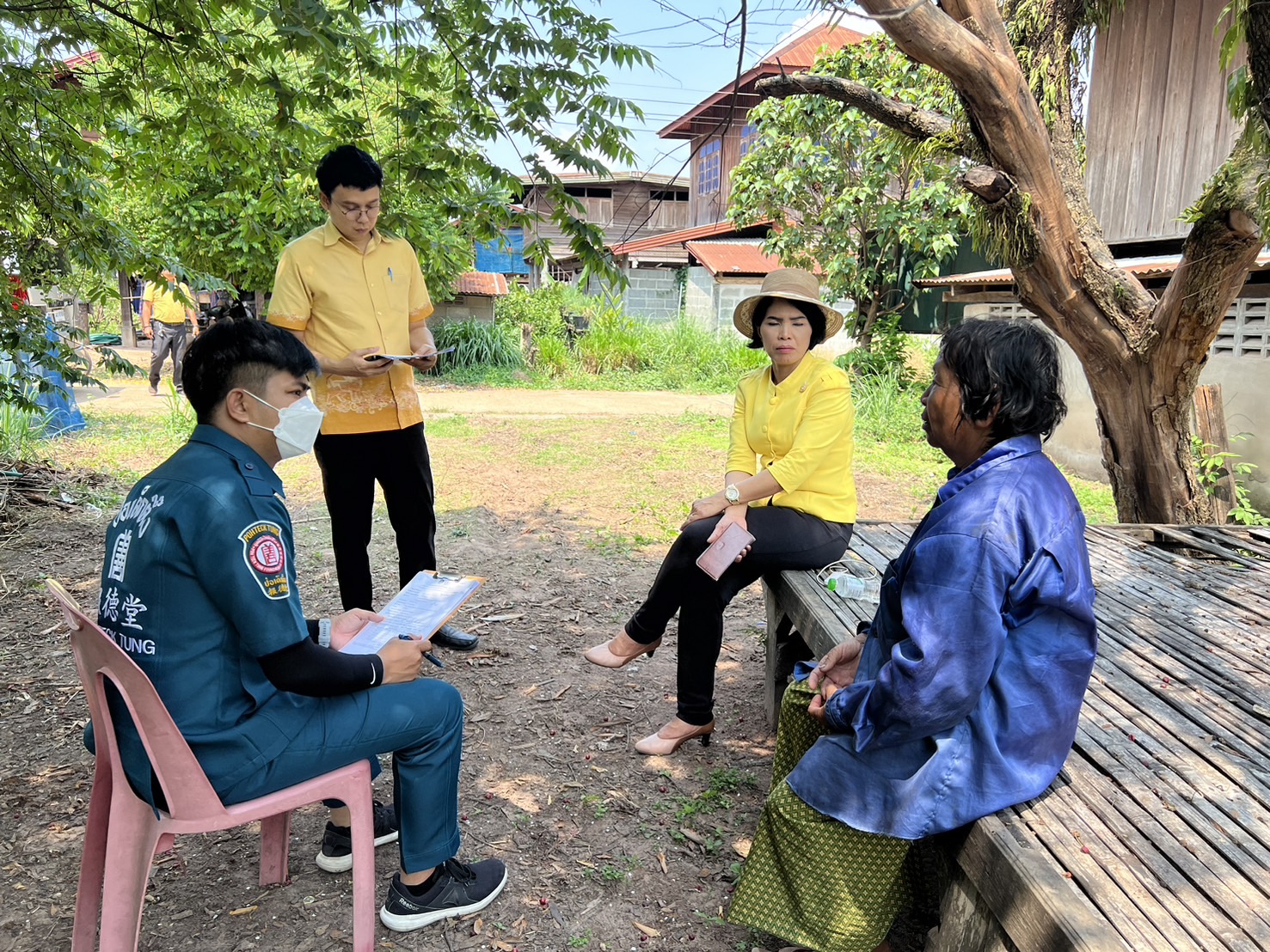 📢จังหวัดสกลนคร : กรมการพัฒนาชุมชน กระทรวงมหาดไทย ร่วมกับมูลนิธิป่อเต็กตึ๊ง ออกพื้นที่ติดตามครัวเรือนเป้าหมายเพื่อสนับสนุนวัสดุอุปกรณ์ในการประกอบอาชีพ
