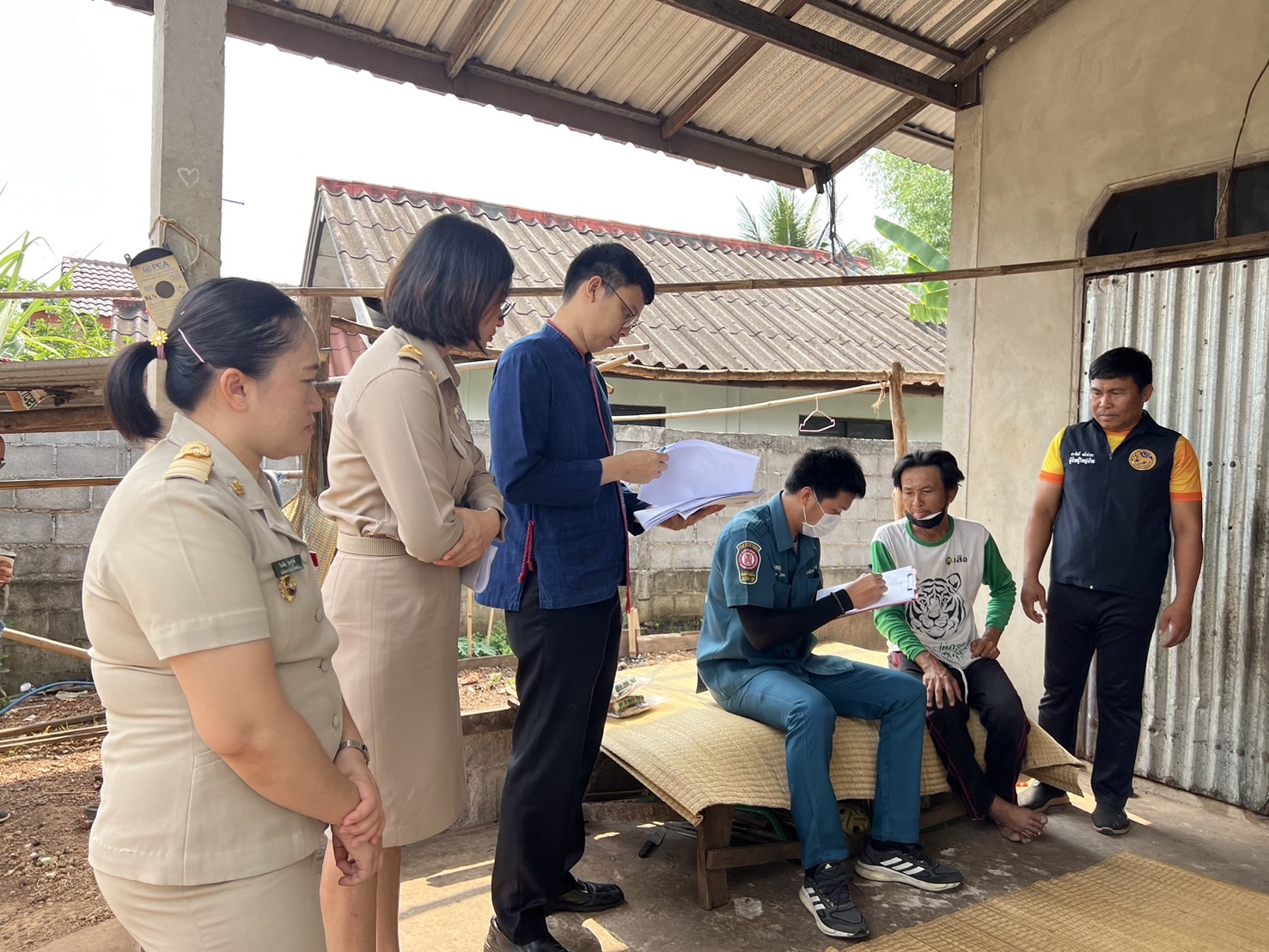 จังหวัดสกลนคร : กรมการพัฒนาชุมชน กระทรวงมหาดไทย ร่วมกับมูลนิธิป่อเต็กตึ๊ง ออกพื้นที่ติดตามครัวเรือนเป้าหมายเพื่อสนับสนุนวัสดุอุปกรณ์ในการประกอบอาชีพ
