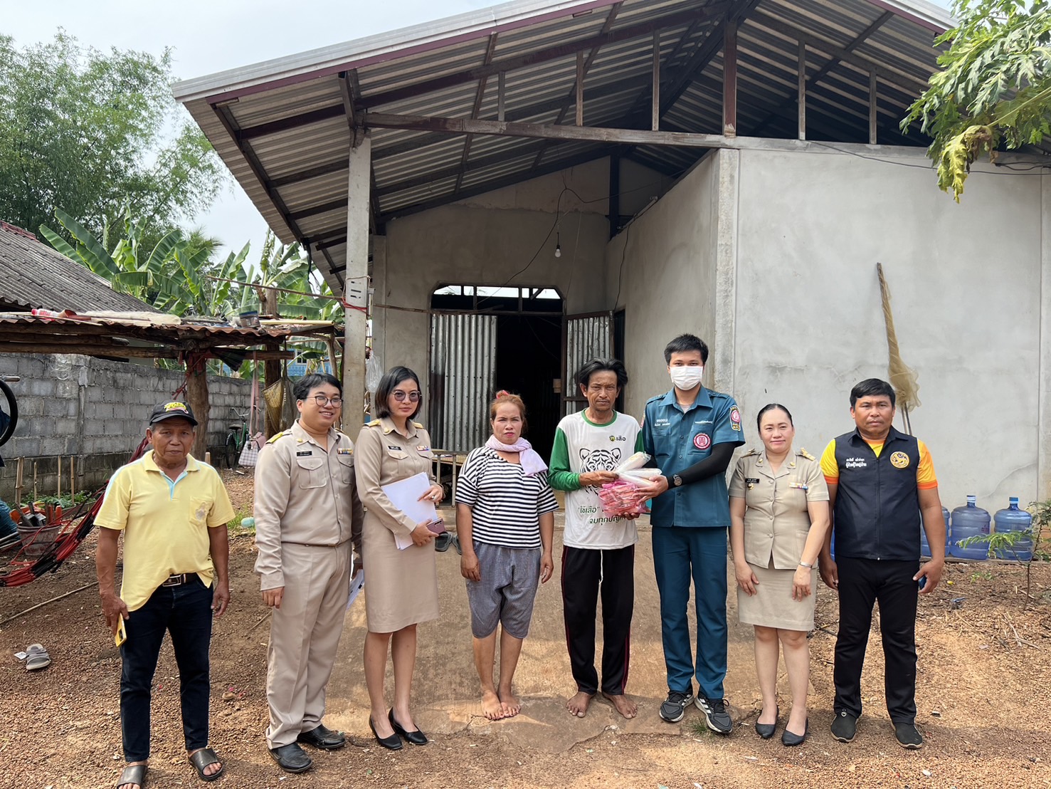 จังหวัดสกลนคร : กรมการพัฒนาชุมชน กระทรวงมหาดไทย ร่วมกับมูลนิธิป่อเต็กตึ๊ง ออกพื้นที่ติดตามครัวเรือนเป้าหมายเพื่อสนับสนุนวัสดุอุปกรณ์ในการประกอบอาชีพ