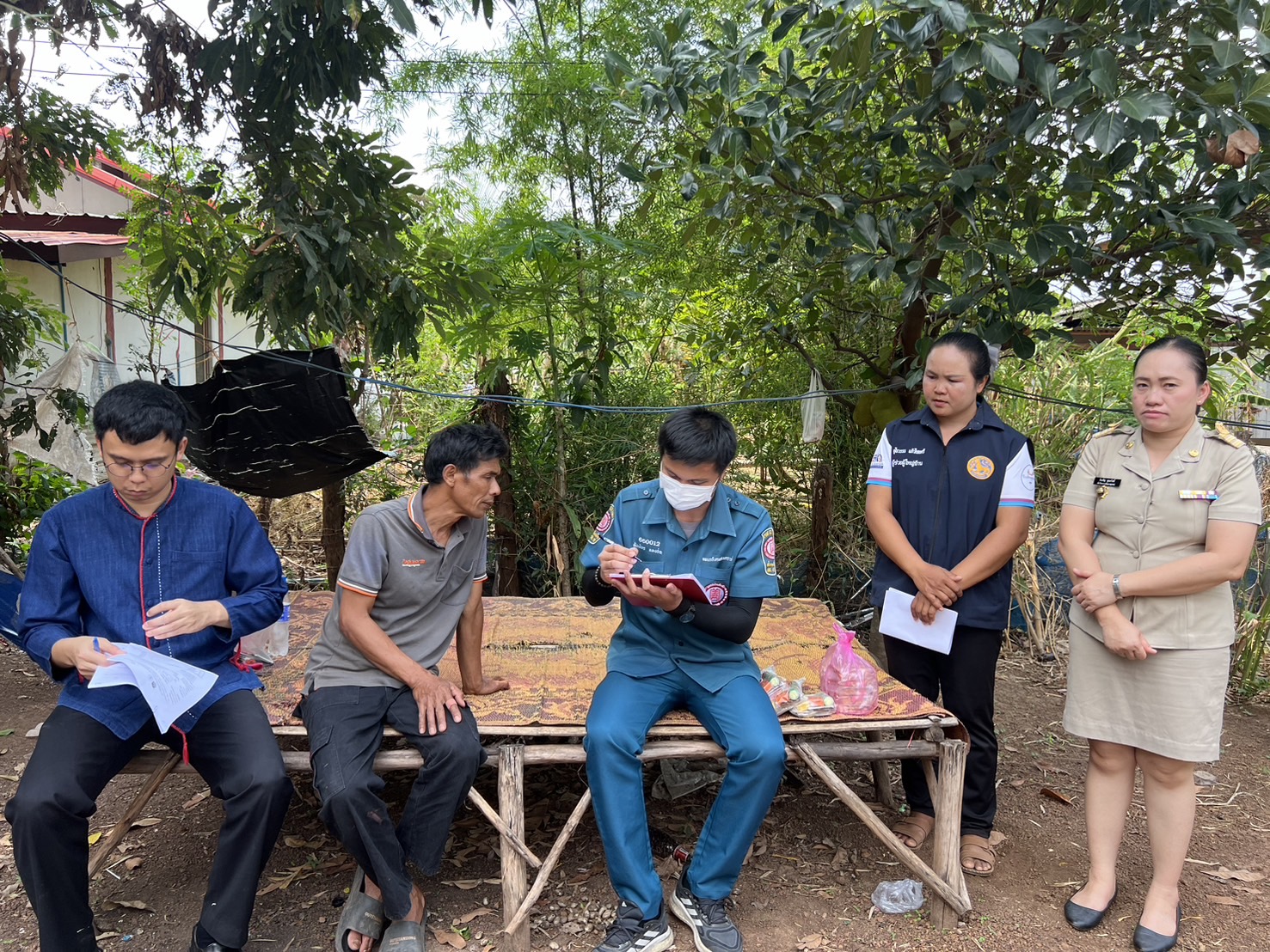 จังหวัดสกลนคร : กรมการพัฒนาชุมชน กระทรวงมหาดไทย ร่วมกับมูลนิธิป่อเต็กตึ๊ง ออกพื้นที่ติดตามครัวเรือนเป้าหมายเพื่อสนับสนุนวัสดุอุปกรณ์ในการประกอบอาชีพ