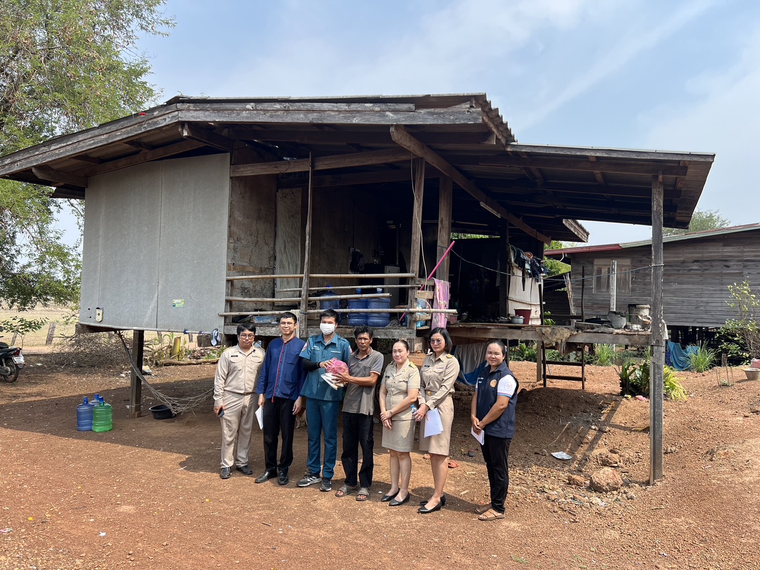 จังหวัดสกลนคร : กรมการพัฒนาชุมชน กระทรวงมหาดไทย ร่วมกับมูลนิธิป่อเต็กตึ๊ง ออกพื้นที่ติดตามครัวเรือนเป้าหมายเพื่อสนับสนุนวัสดุอุปกรณ์ในการประกอบอาชีพ