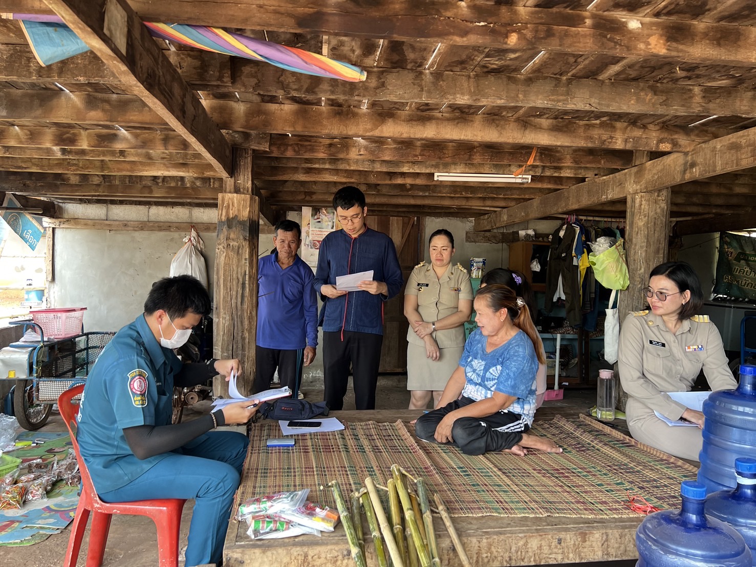 จังหวัดสกลนคร : กรมการพัฒนาชุมชน กระทรวงมหาดไทย ร่วมกับมูลนิธิป่อเต็กตึ๊ง ออกพื้นที่ติดตามครัวเรือนเป้าหมายเพื่อสนับสนุนวัสดุอุปกรณ์ในการประกอบอาชีพ
