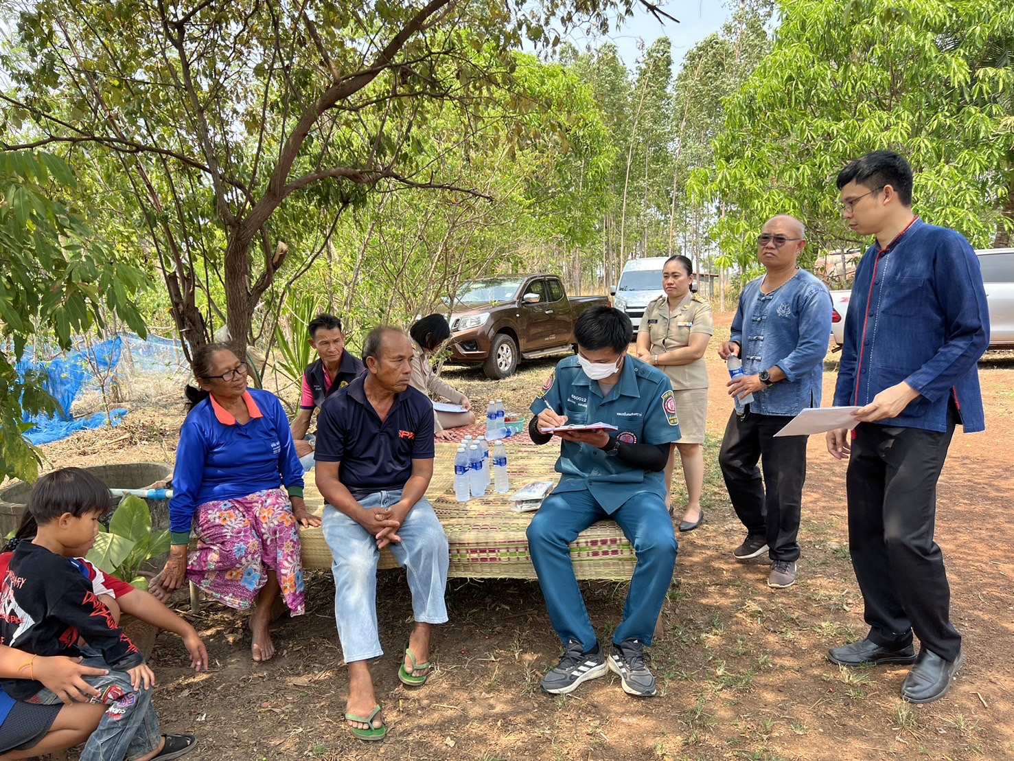 จังหวัดสกลนคร : กรมการพัฒนาชุมชน กระทรวงมหาดไทย ร่วมกับมูลนิธิป่อเต็กตึ๊ง ออกพื้นที่ติดตามครัวเรือนเป้าหมายเพื่อสนับสนุนวัสดุอุปกรณ์ในการประกอบอาชีพ