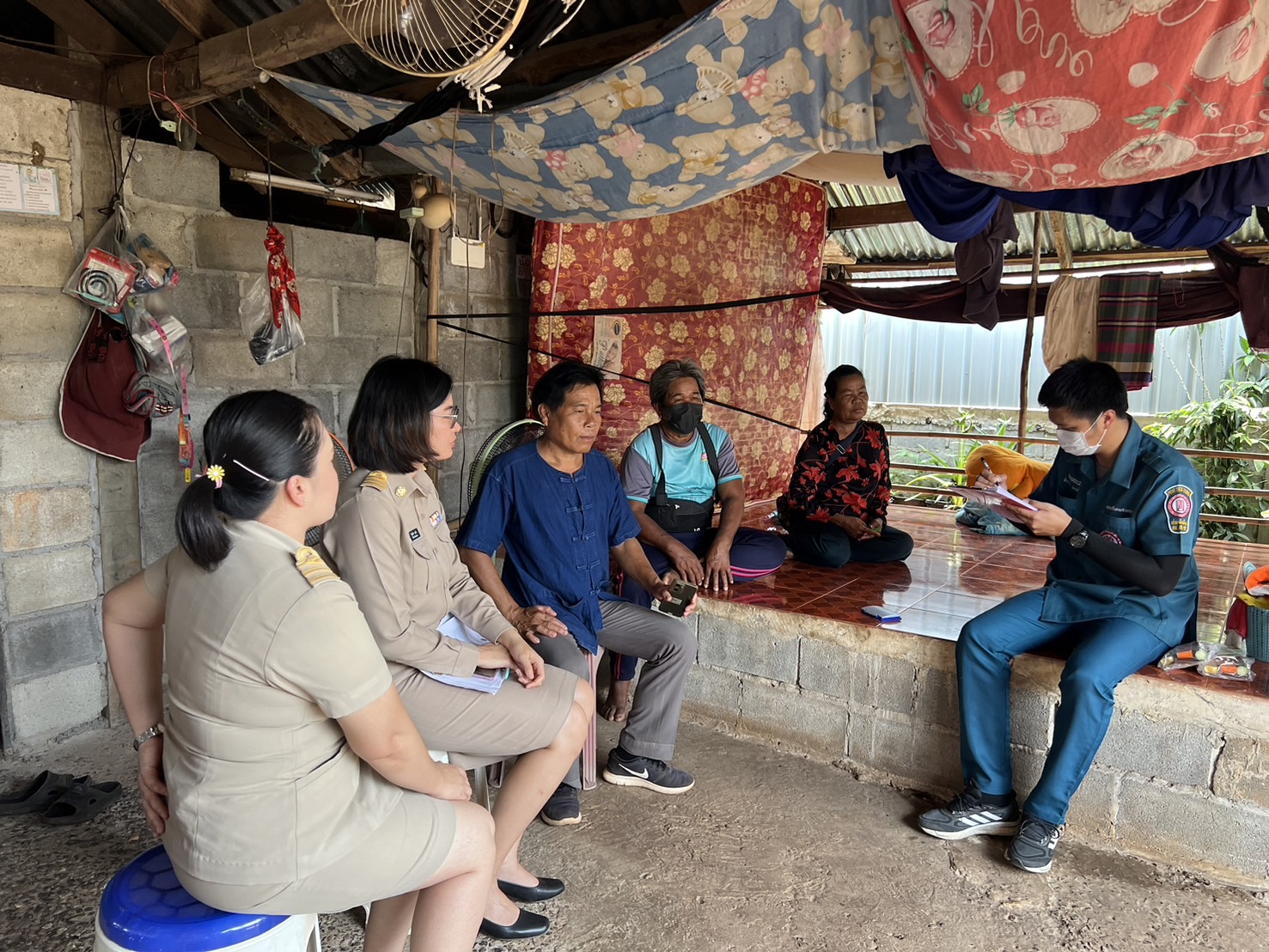 จังหวัดสกลนคร : กรมการพัฒนาชุมชน กระทรวงมหาดไทย ร่วมกับมูลนิธิป่อเต็กตึ๊ง ออกพื้นที่ติดตามครัวเรือนเป้าหมายเพื่อสนับสนุนวัสดุอุปกรณ์ในการประกอบอาชีพ
