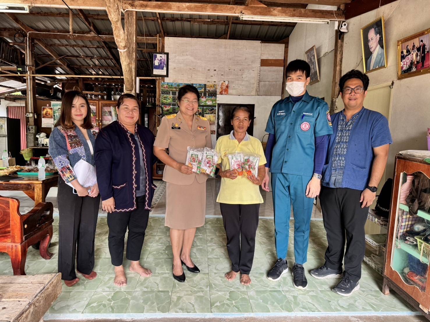 จังหวัดสกลนคร : กรมการพัฒนาชุมชน กระทรวงมหาดไทย ร่วมกับมูลนิธิป่อเต็กตึ๊ง ออกพื้นที่ติดตามครัวเรือนเป้าหมายเพื่อสนับสนุนวัสดุอุปกรณ์ในการประกอบอาชีพ