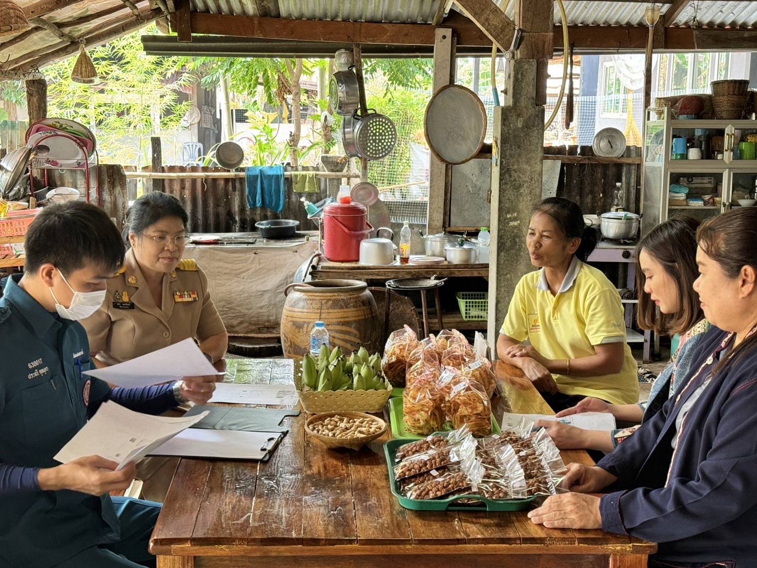 จังหวัดสกลนคร : กรมการพัฒนาชุมชน กระทรวงมหาดไทย ร่วมกับมูลนิธิป่อเต็กตึ๊ง ออกพื้นที่ติดตามครัวเรือนเป้าหมายเพื่อสนับสนุนวัสดุอุปกรณ์ในการประกอบอาชีพ