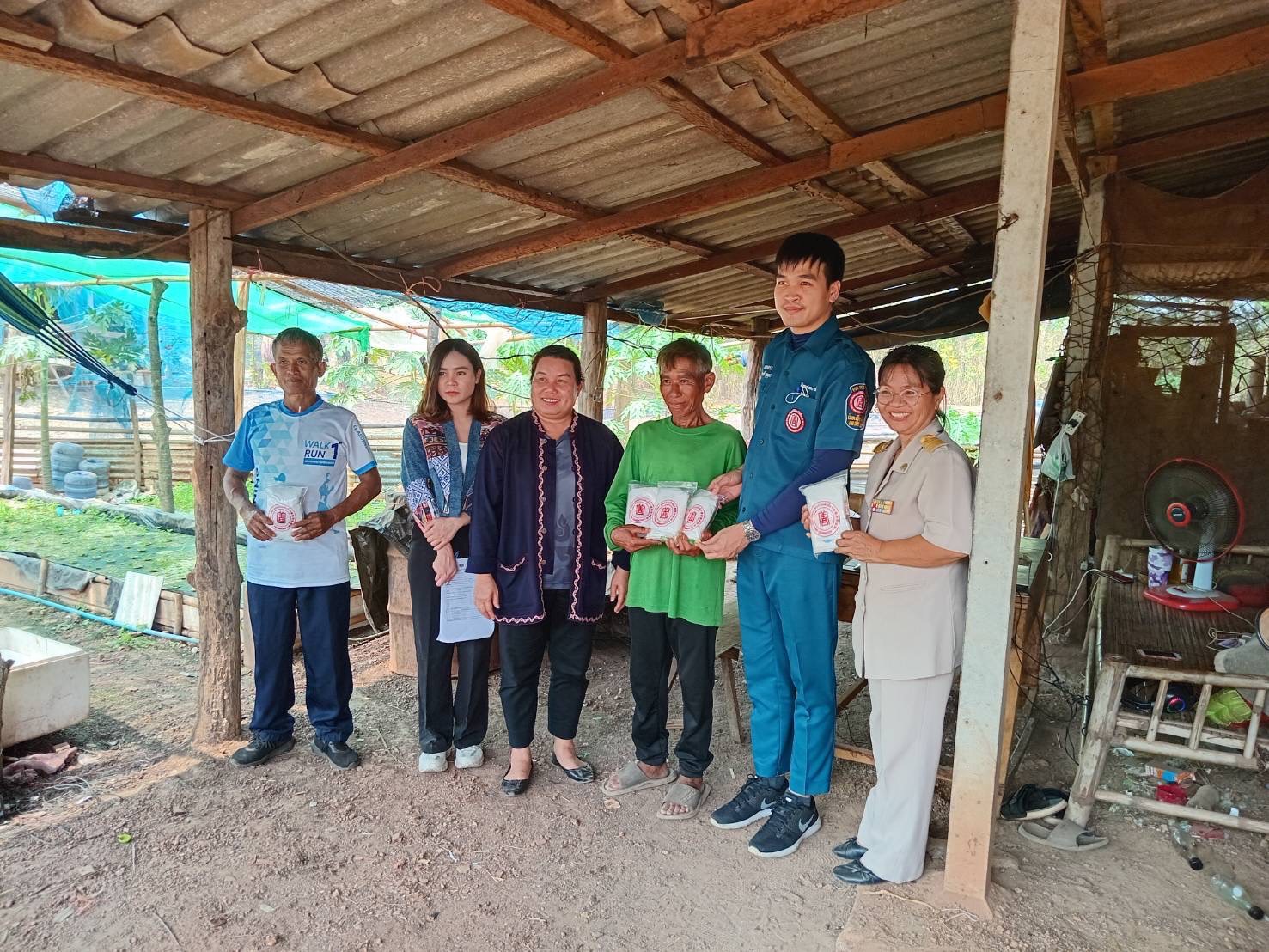 จังหวัดสกลนคร : กรมการพัฒนาชุมชน กระทรวงมหาดไทย ร่วมกับมูลนิธิป่อเต็กตึ๊ง ออกพื้นที่ติดตามครัวเรือนเป้าหมายเพื่อสนับสนุนวัสดุอุปกรณ์ในการประกอบอาชีพ