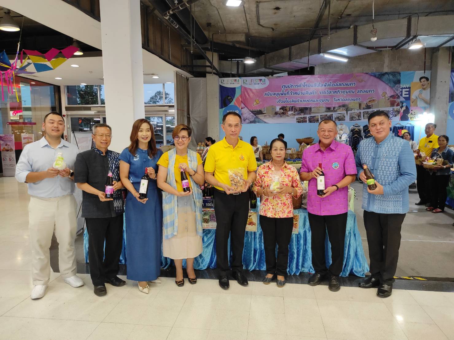 จังหวัดสกลนคร MOU ห้างสรรพสินค้า โรบินสัน ไลฟ์สไตล์ จังหวัดสกลนคร จัดกิจกรรมส่งเสริมช่องทางการจำหน่ายสินค้า OTOP และอาหารปลอดภัย ในช่วงเทศกาลสงกรานต์ ระหว่างวันที่ 6-16 เมษายน 2567