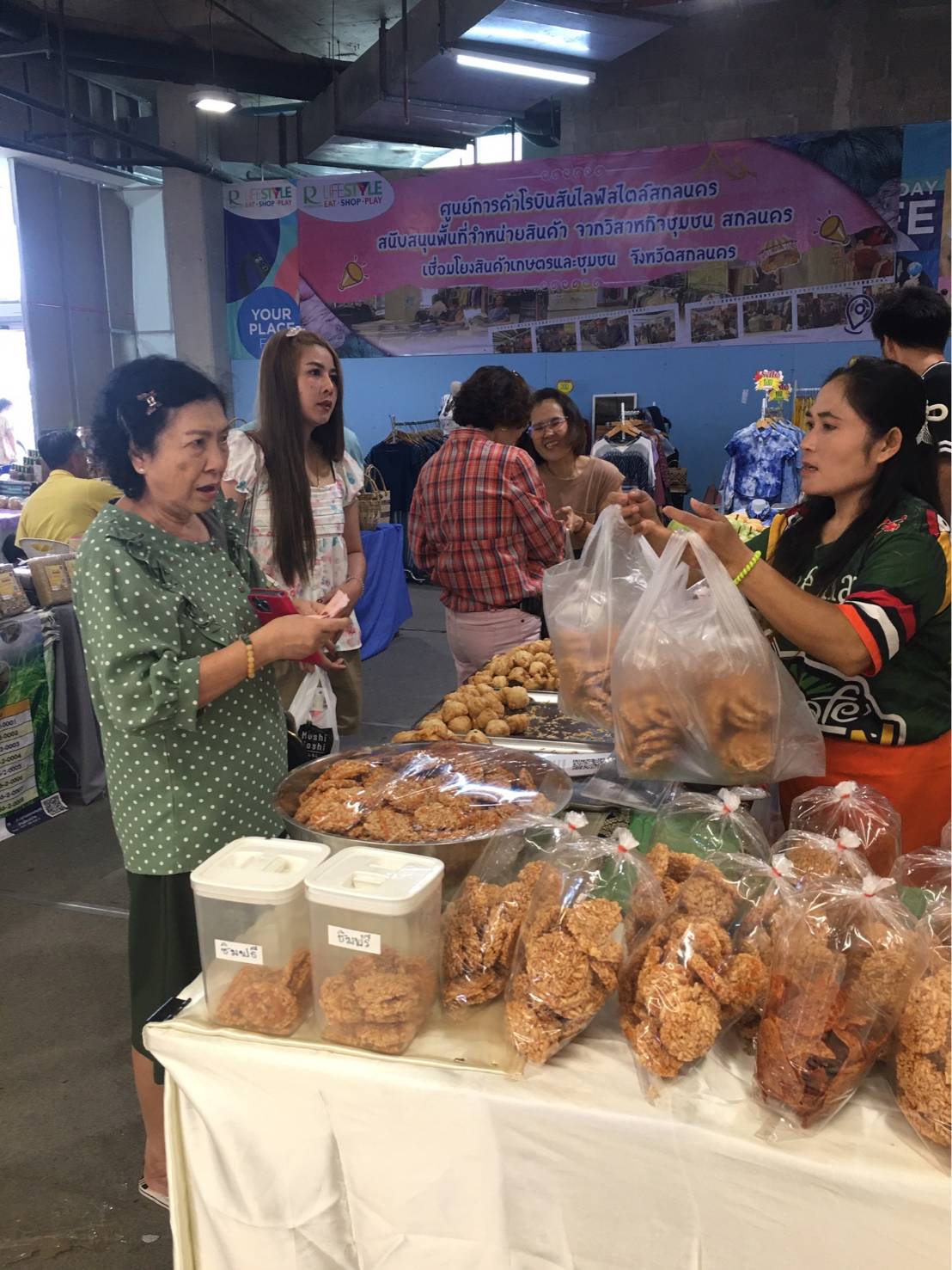 จังหวัดสกลนคร MOU ห้างสรรพสินค้า โรบินสัน ไลฟ์สไตล์ จังหวัดสกลนคร จัดกิจกรรมส่งเสริมช่องทางการจำหน่ายสินค้า OTOP และอาหารปลอดภัย ในช่วงเทศกาลสงกรานต์ ระหว่างวันที่ 6-16 เมษายน 2567