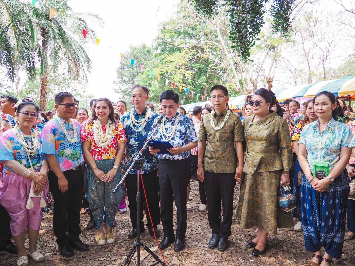 พช.สกลนคร : ร่วมรดน้ำขอพรเนื่องในวันสงกรานต์และวันขึ้นปีใหม่ไทย สืบสานวัฒนธรรมประเพณีไทยอันดีงาม