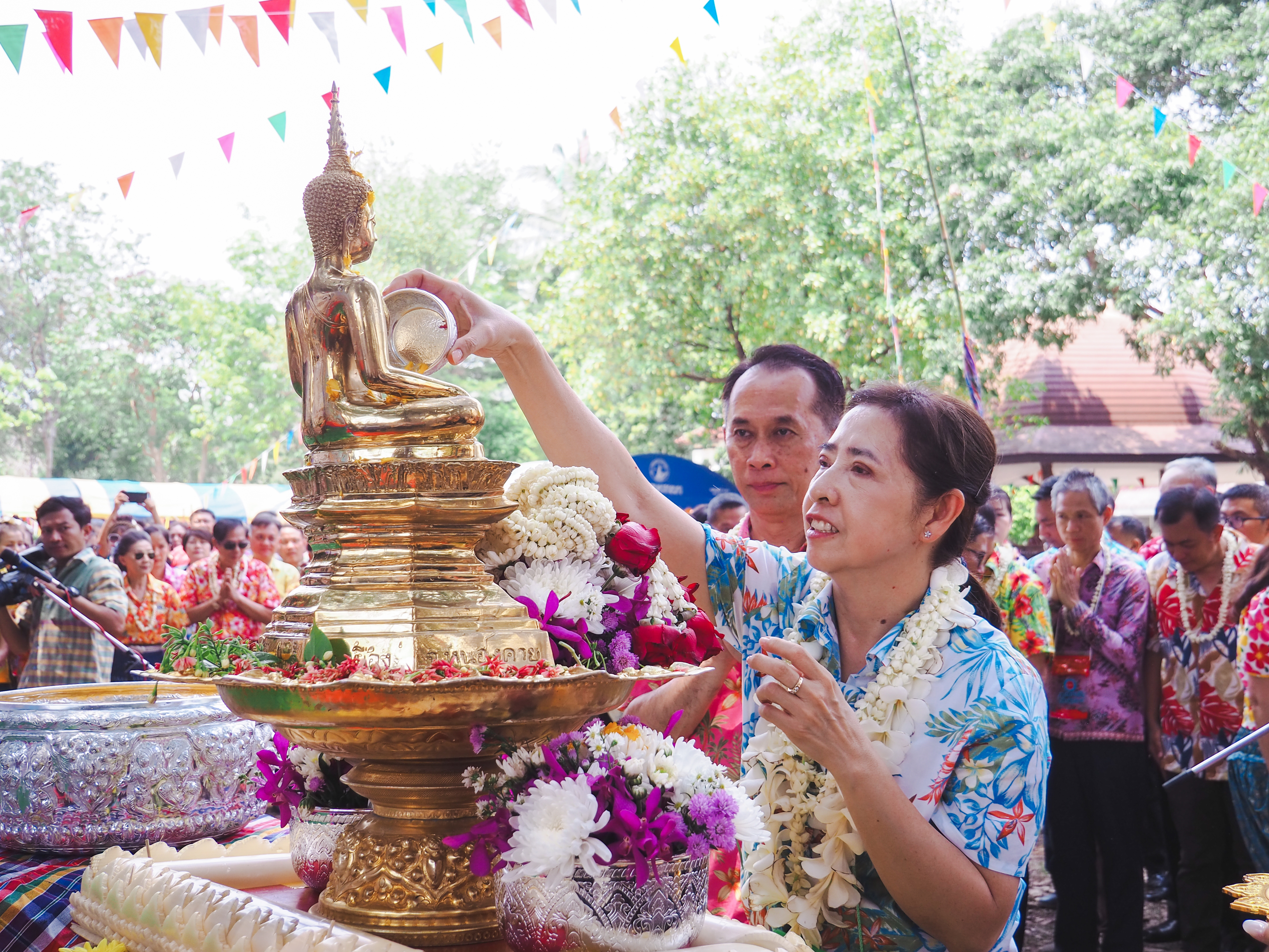 พช.สกลนคร : ร่วมรดน้ำขอพรเนื่องในวันสงกรานต์และวันขึ้นปีใหม่ไทย สืบสานวัฒนธรรมประเพณีไทยอันดีงาม