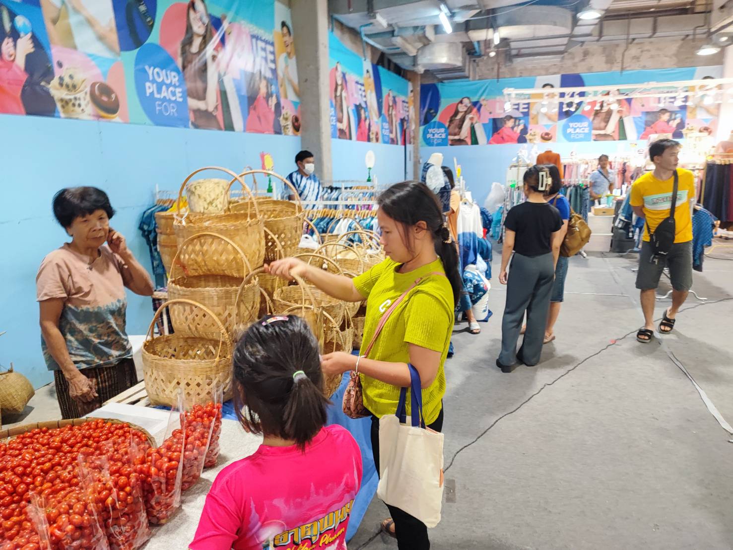 สำนักงานพัฒนาชุมชนจังหวัดสกลนคร ร่วมกับห้างสรรพสินค้าโรบินสัน ไลฟ์สไตล์ จังหวัดสกลนคร จัดกิจกรรมส่งเสริมการจำหน่ายสินค้า OTOP ในช่วง 6-12 เมษายน 2567