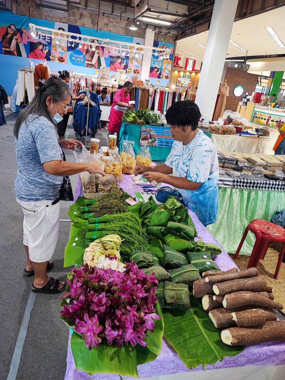 สำนักงานพัฒนาชุมชนจังหวัดสกลนคร ร่วมกับห้างสรรพสินค้าโรบินสัน ไลฟ์สไตล์ จังหวัดสกลนคร จัดกิจกรรมส่งเสริมการจำหน่ายสินค้า OTOP ในช่วง 6-12 เมษายน 2567