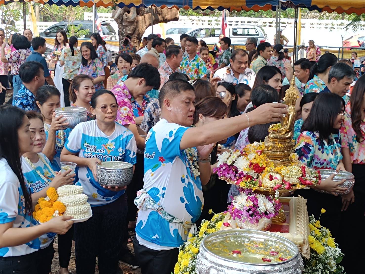 พช.สกลนคร : ร่วมรดน้ำขอพรเนื่องในวันสงกรานต์และวันขึ้นปีใหม่ไทย สืบสานวัฒนธรรมประเพณีไทยอันดีงาม