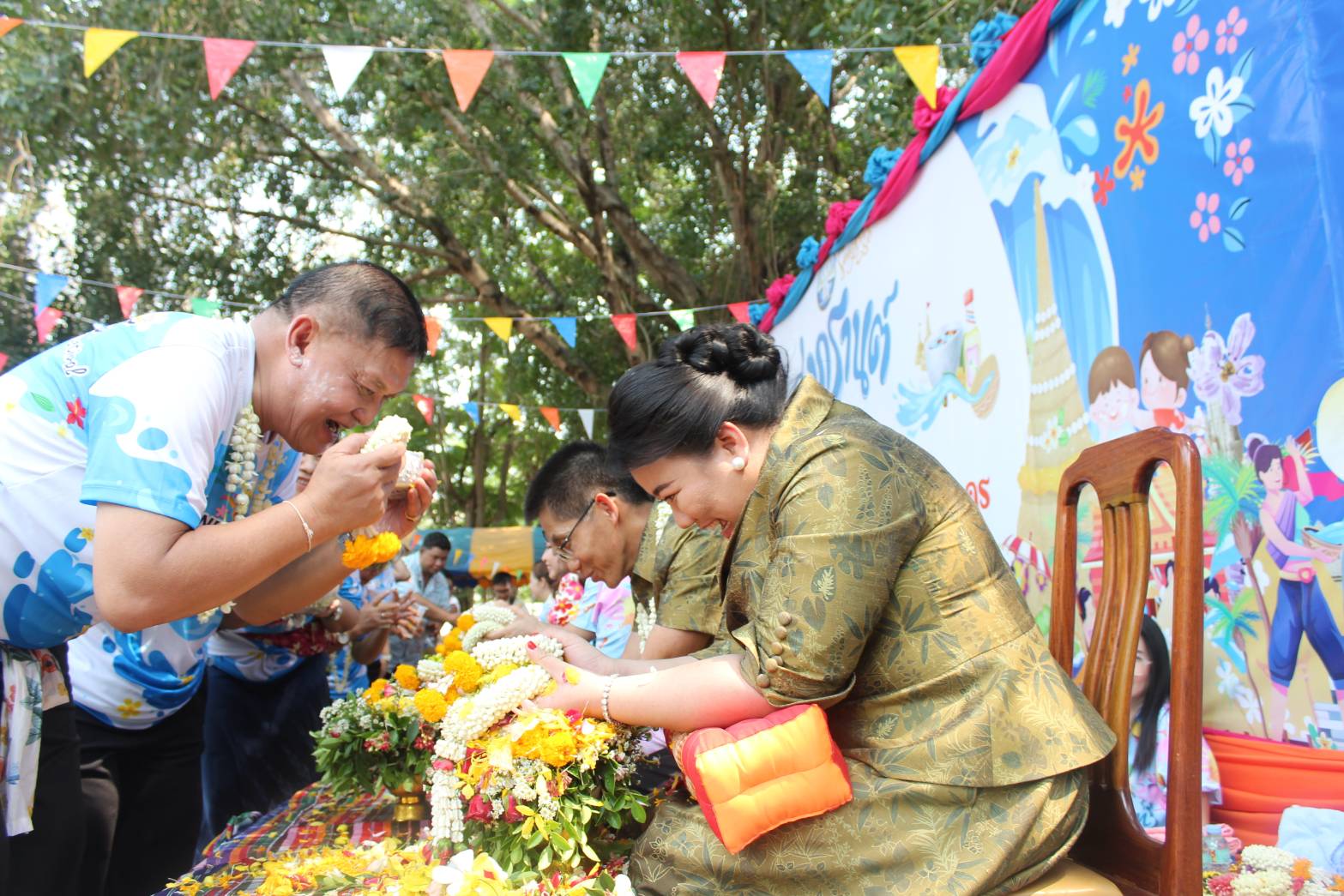 พช.สกลนคร : ร่วมรดน้ำขอพรเนื่องในวันสงกรานต์และวันขึ้นปีใหม่ไทย สืบสานวัฒนธรรมประเพณีไทยอันดีงาม