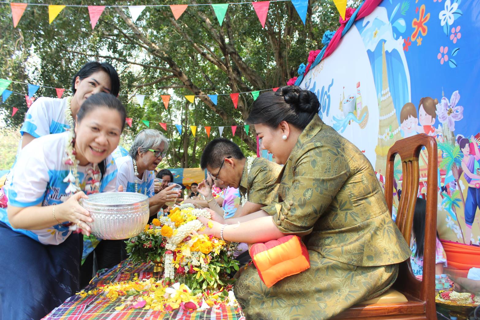 พช.สกลนคร : ร่วมรดน้ำขอพรเนื่องในวันสงกรานต์และวันขึ้นปีใหม่ไทย สืบสานวัฒนธรรมประเพณีไทยอันดีงาม