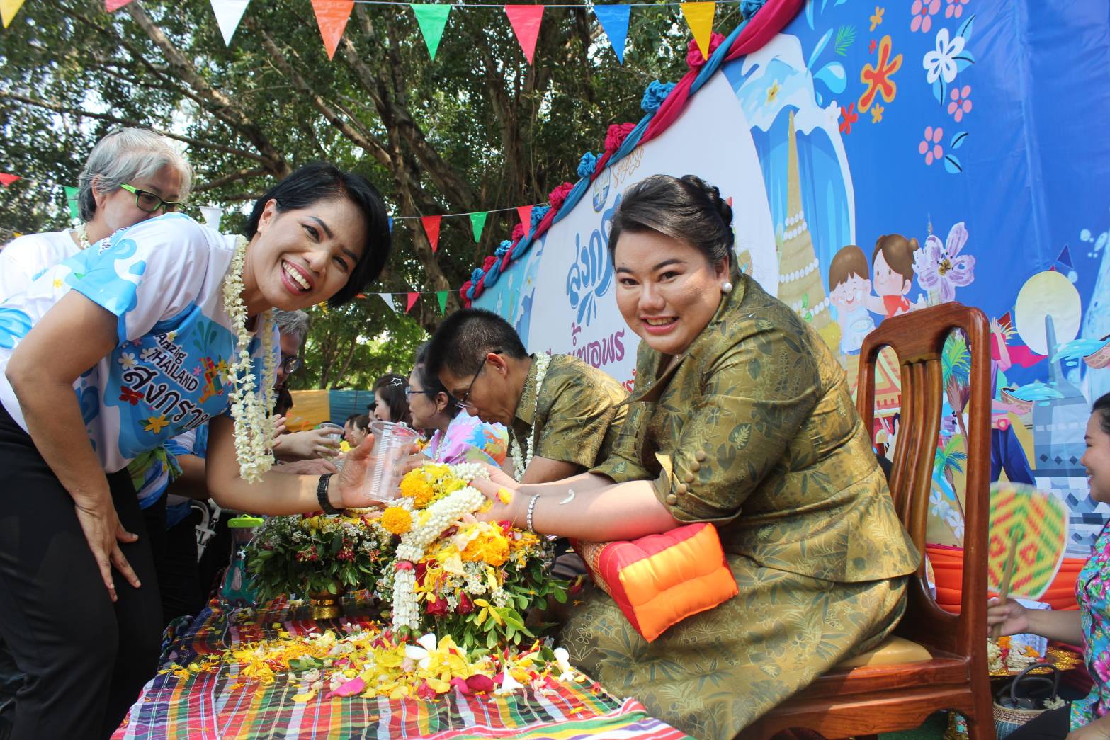 พช.สกลนคร : ร่วมรดน้ำขอพรเนื่องในวันสงกรานต์และวันขึ้นปีใหม่ไทย สืบสานวัฒนธรรมประเพณีไทยอันดีงาม