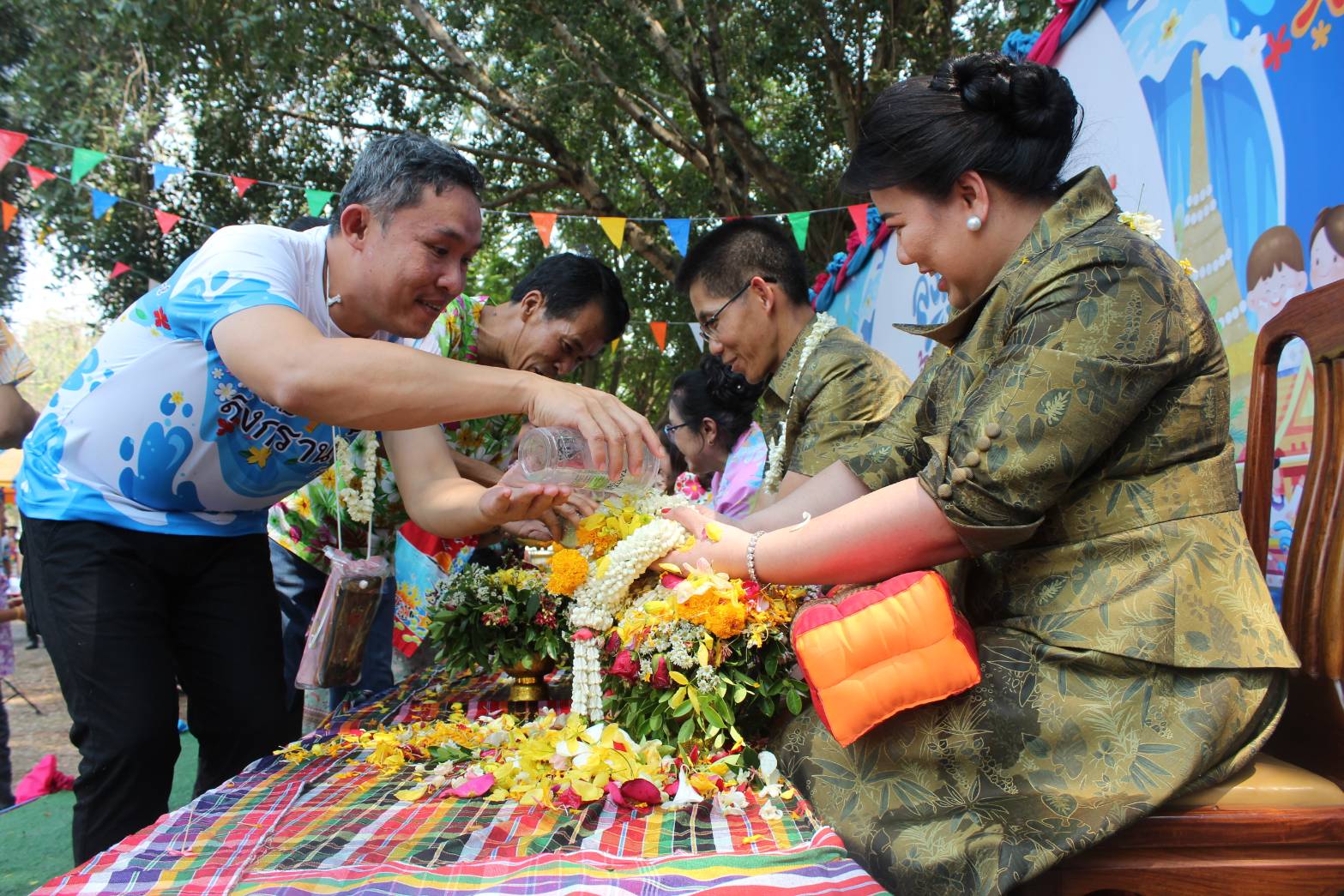 พช.สกลนคร : ร่วมรดน้ำขอพรเนื่องในวันสงกรานต์และวันขึ้นปีใหม่ไทย สืบสานวัฒนธรรมประเพณีไทยอันดีงาม