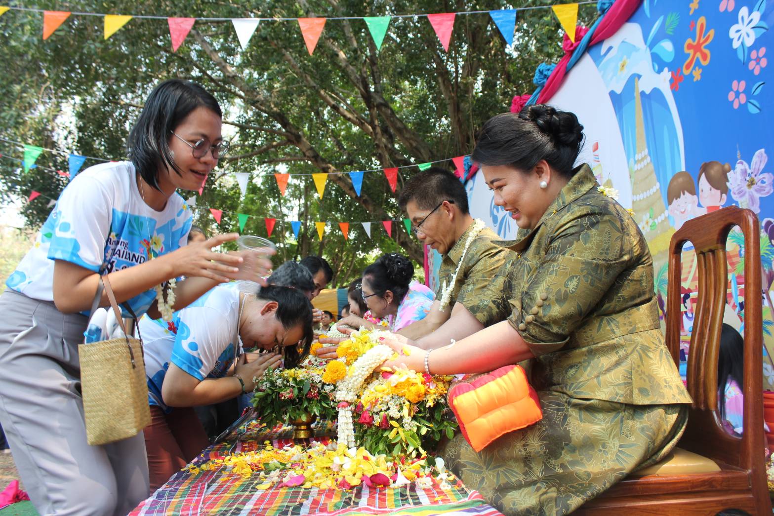 พช.สกลนคร : ร่วมรดน้ำขอพรเนื่องในวันสงกรานต์และวันขึ้นปีใหม่ไทย สืบสานวัฒนธรรมประเพณีไทยอันดีงาม
